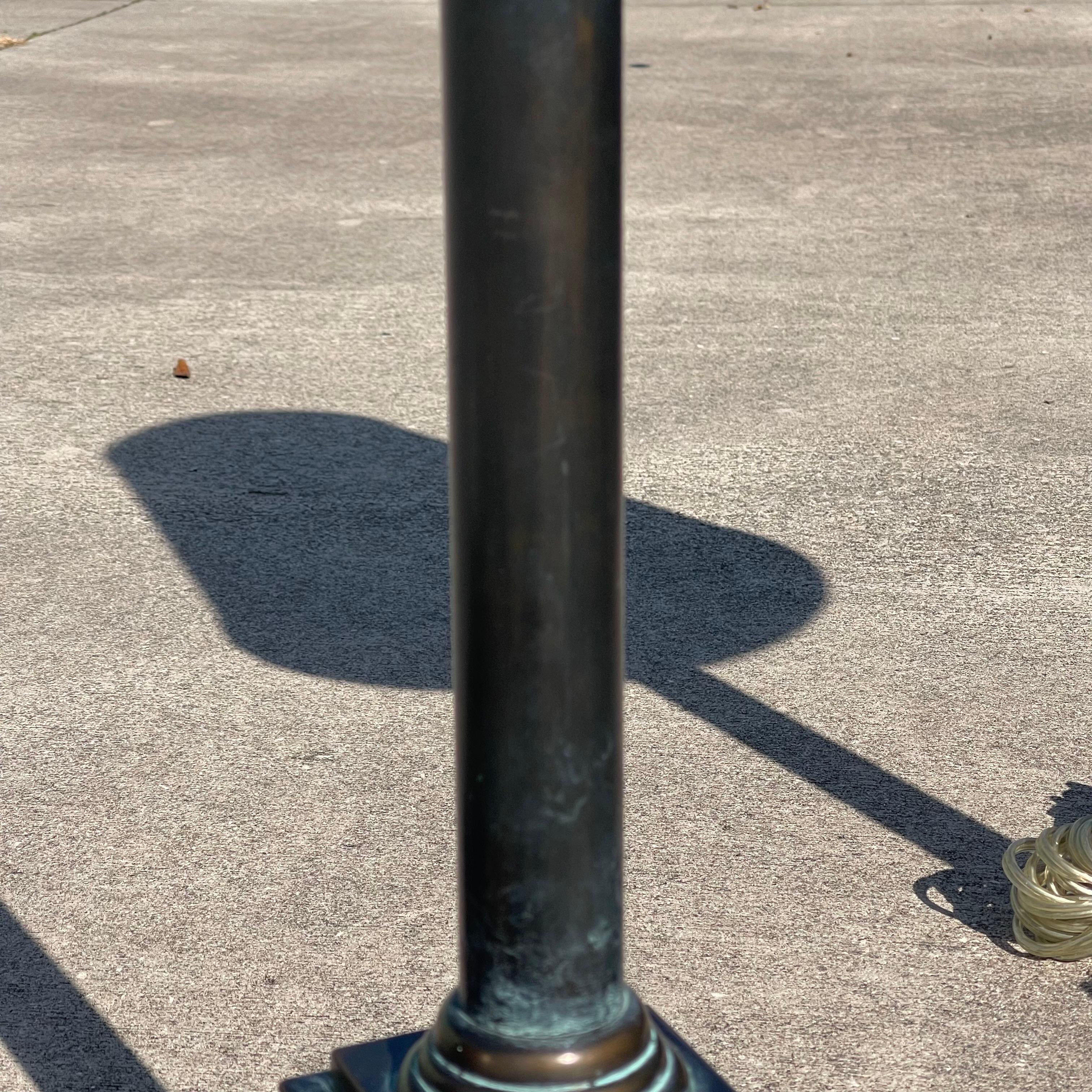 Visual Comforts Patinated Bronze Neo Classical Empire Brass Shade Table Lamps en Bueno estado para la venta en Jensen Beach, FL