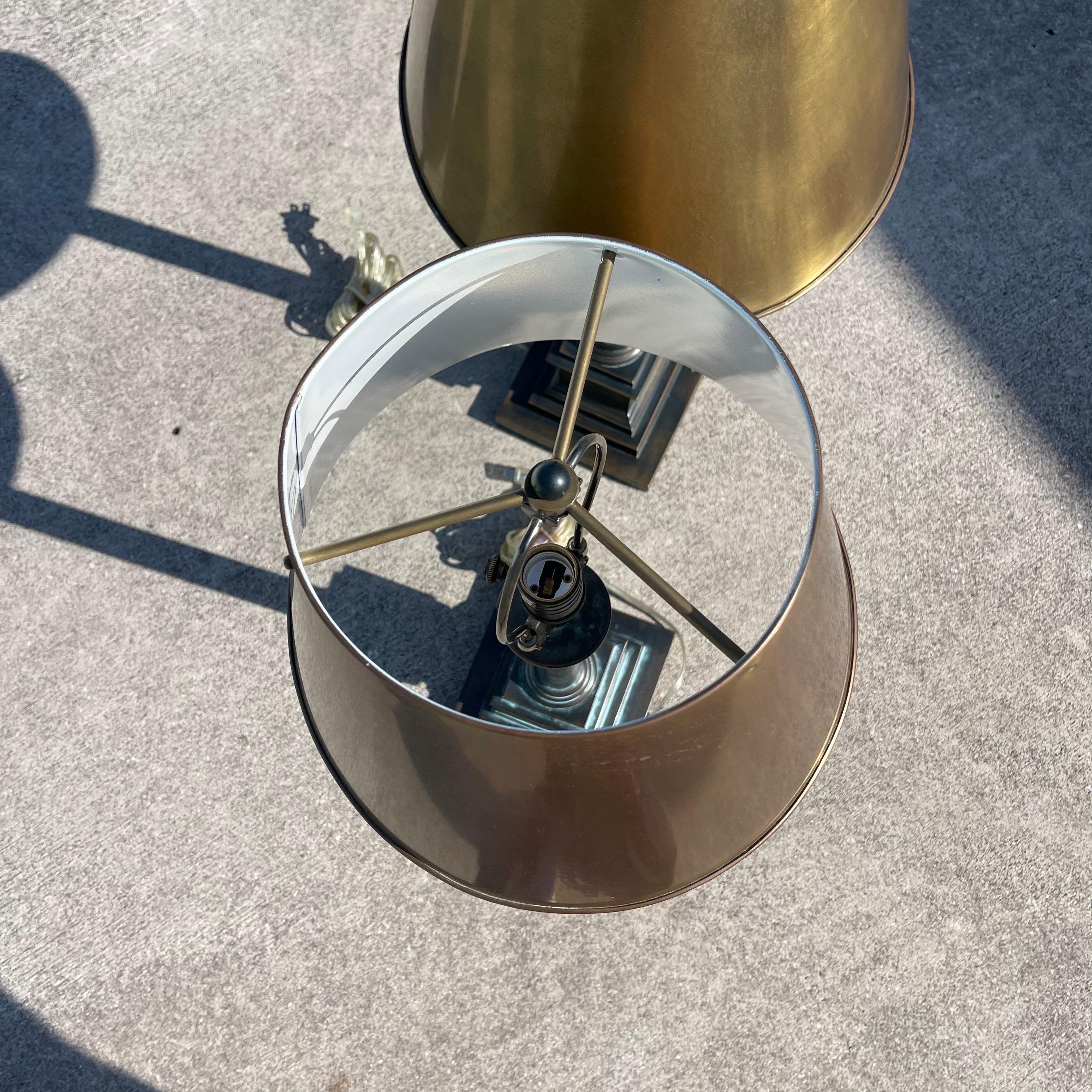 Visual Comforts Patinated Bronze Neo Classical Empire Brass Shade Table Lamps en venta 1