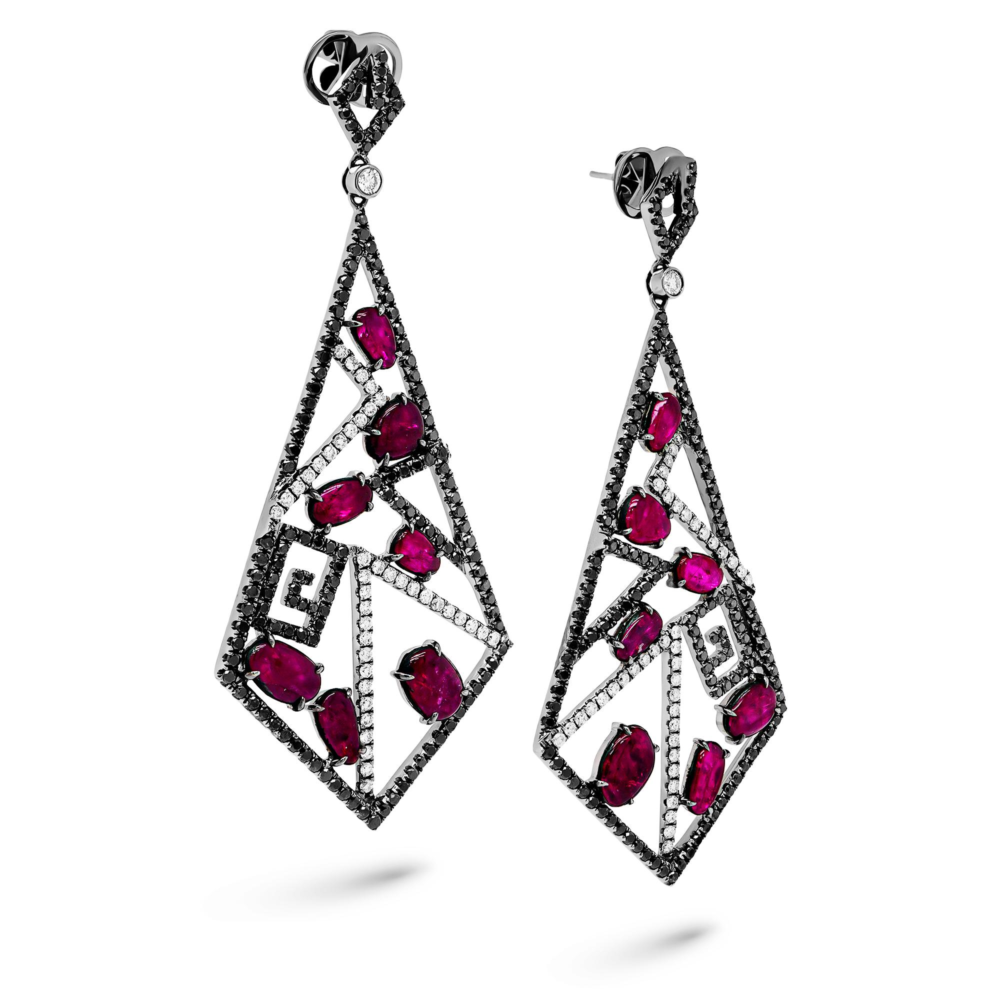 Der Inbegriff von Luxus mit diesen exquisiten Ohrhängern, die eine auffällige Kombination aus lebhaften roten Rubinen, schwarzen Diamanten und Diamanten der Farbe F und Reinheit VS aufweisen. Diese handgefertigten Ohrringe aus 18-karätigem Gold sind