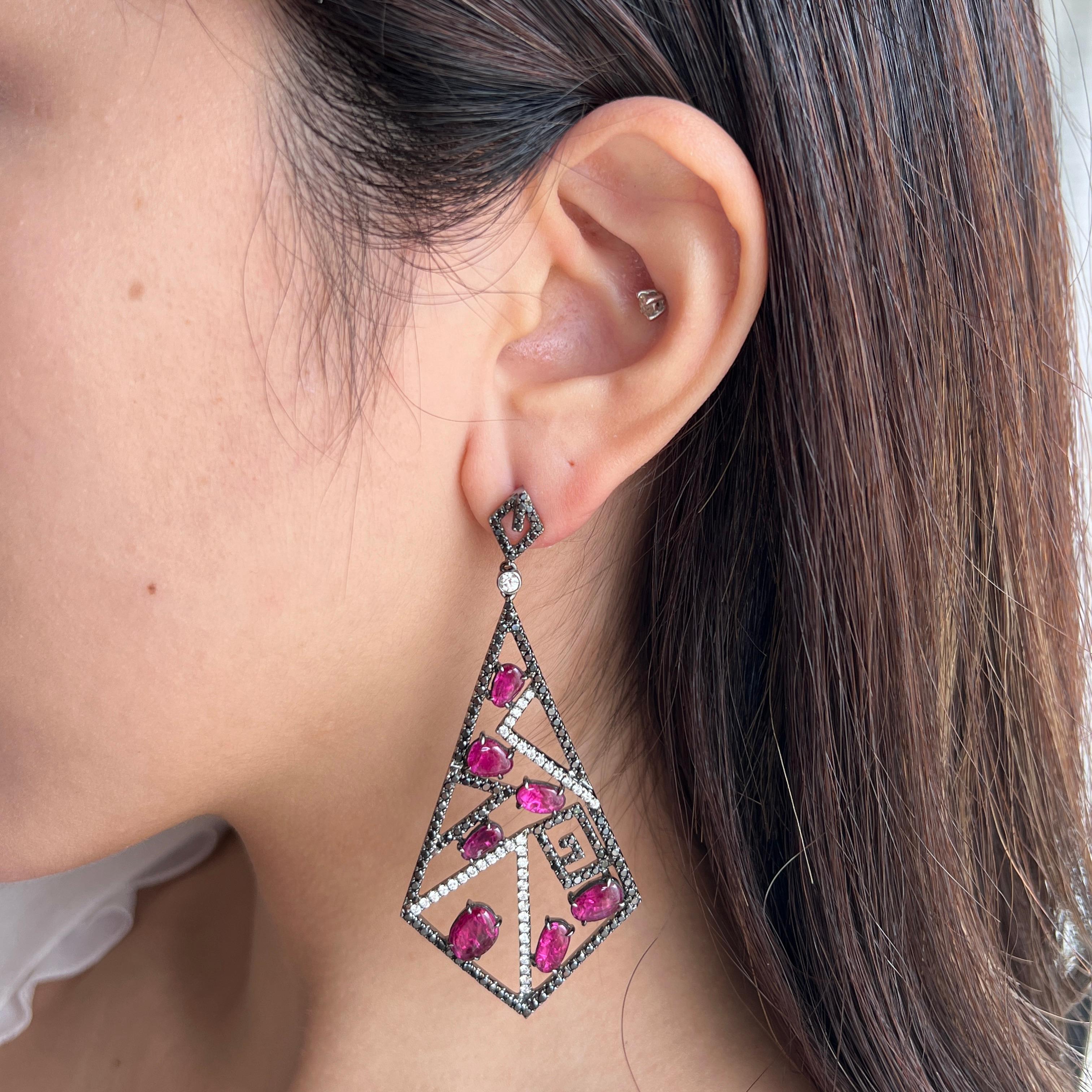 Optisch auffallend: 10,19 Karat Vivid Red Ruby Dangle Earrings - Head Turner im Zustand „Neu“ im Angebot in Hung Hom, HK