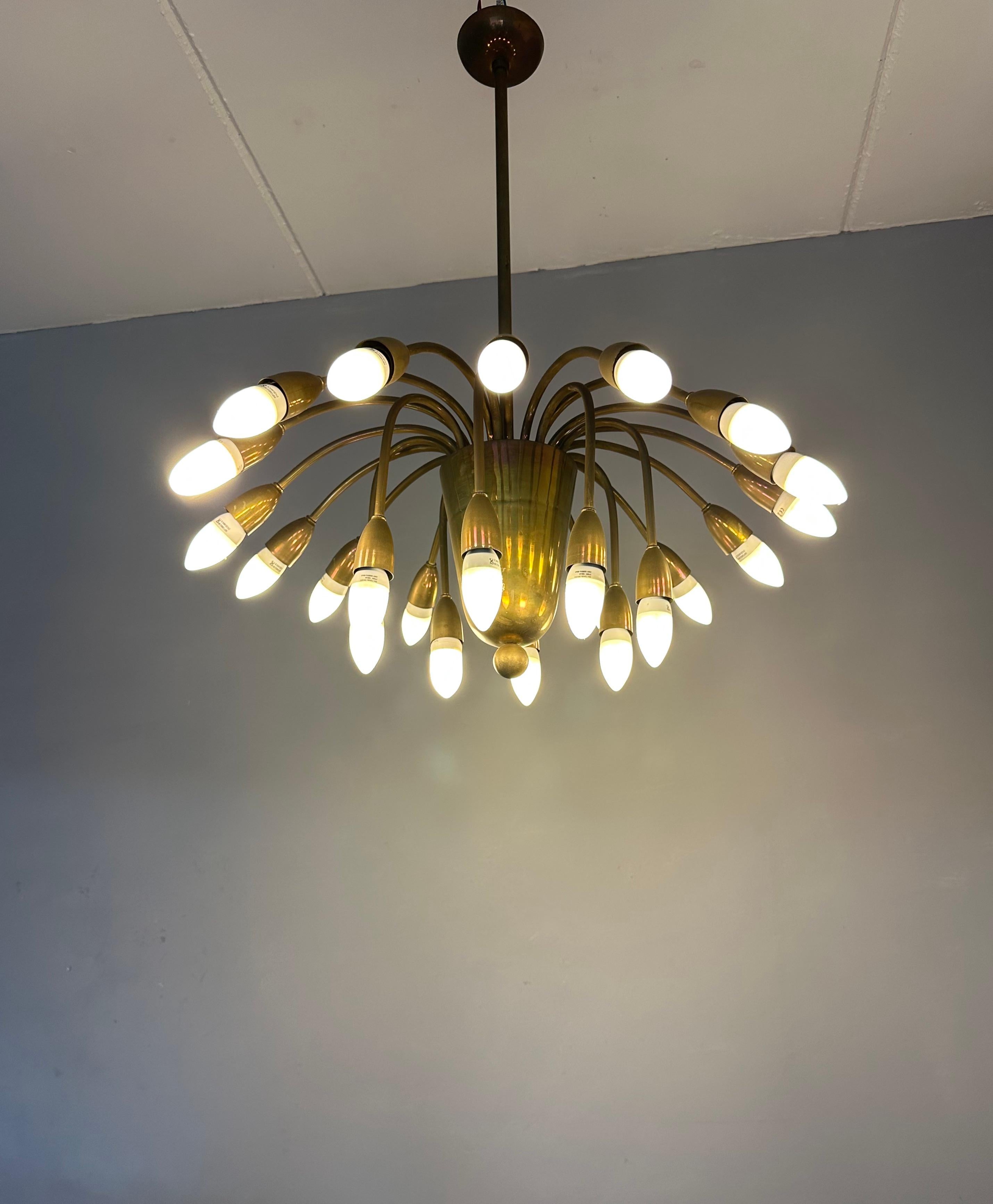 Lustre suspendu à 24 bras/lumières en laiton moderne du milieu du siècle dernier  en vente 5