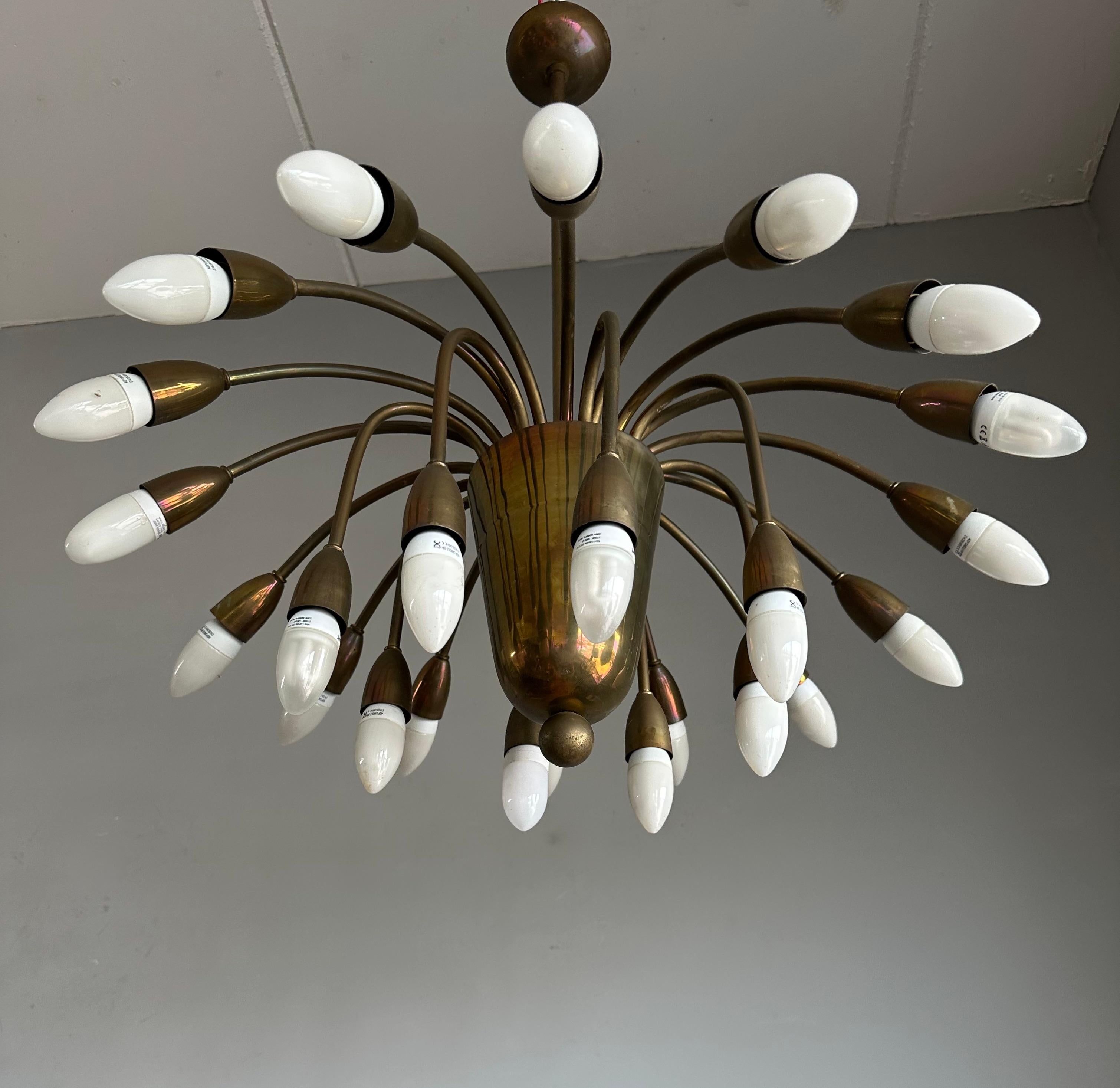 Visually Striking Mid-Century Modern Brass 24 Arm / Light Chandelier Pendant  In Good Condition For Sale In Lisse, NL