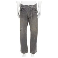 VISVIM 01D1 Graue Jeans mit breitem Bein und Sprühfarbe und Lederschmuck mit Distressed-Stickerei und Etikett 