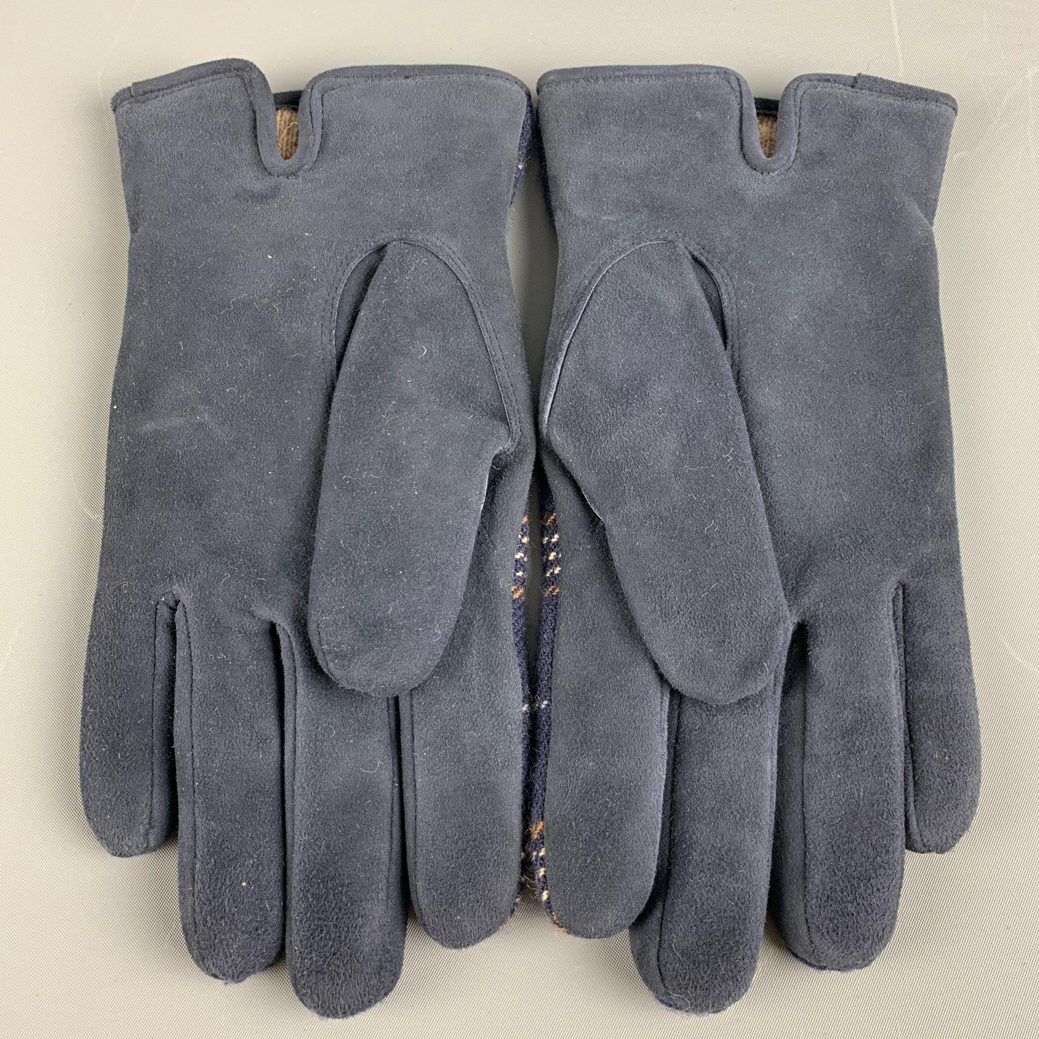 VISVIM gloves comes in a navy suede with a navy and taupe plaid top featuring taupe cashmere lining. Excellent Pre-Owned Condition. 

Marked:    

Measurements: 
  Width: 4.25
 inches Length: 9.5 inches  
  
  
 
Reference: 125215
Category:
