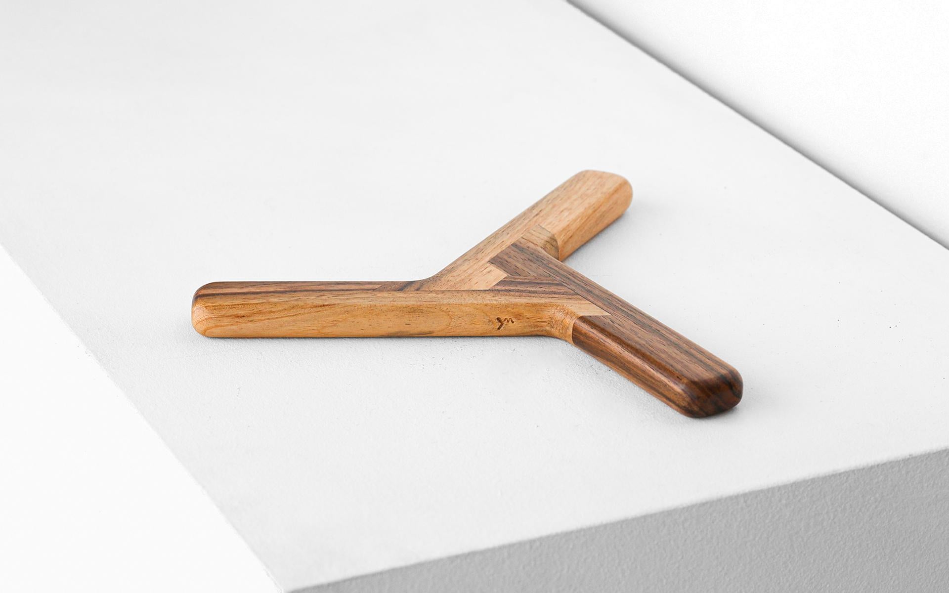 A combination of luxury and sustainability, the Vita Nova trivet was created to give new life to wood scraps.

With a simple and strong design, this piece is composed of three identical parts connected by a carefully handmade Japanese