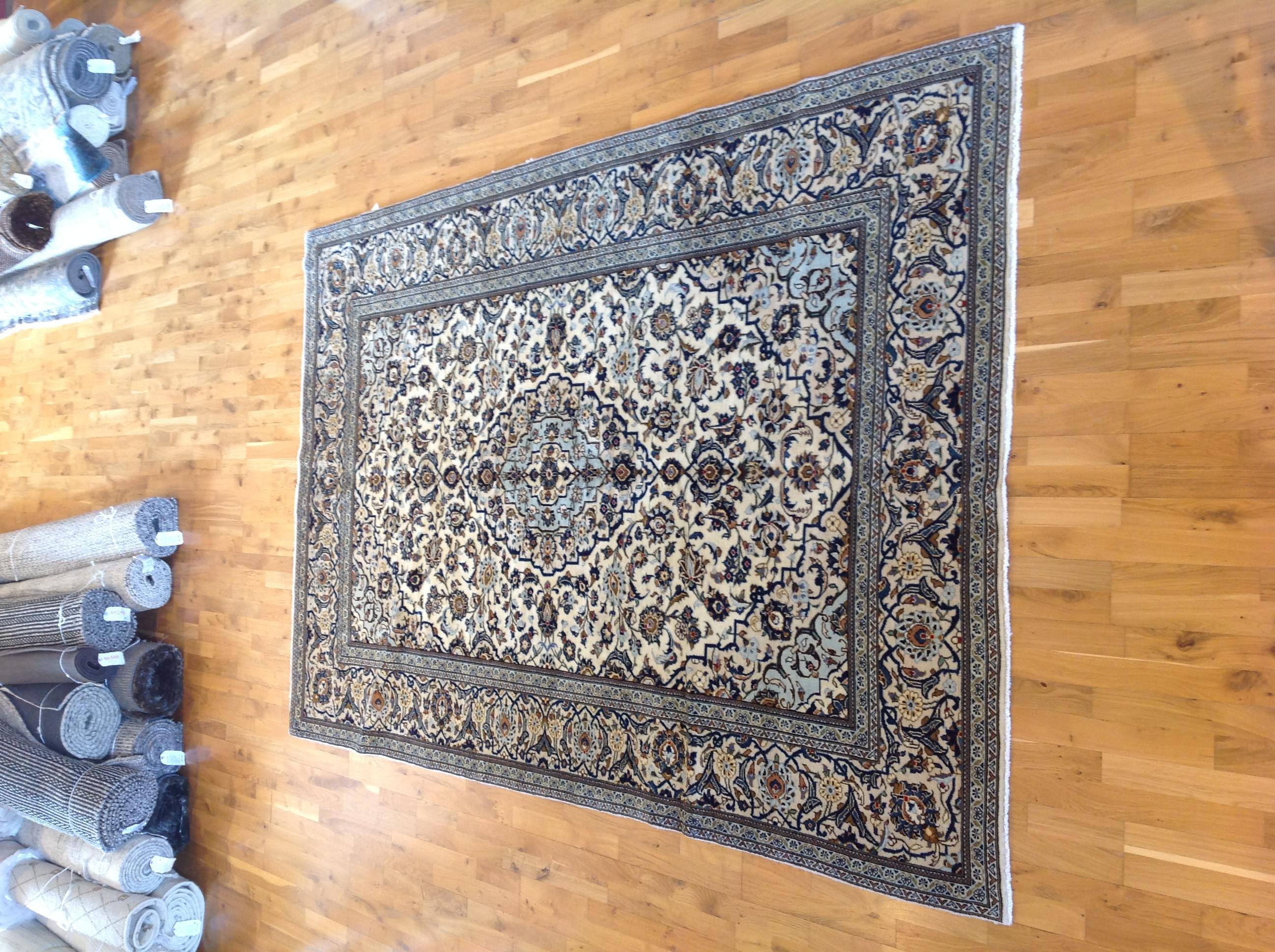 Verströmen Sie Eleganz und Raffinesse mit diesem vinatge Kashan-Teppich. Sein exquisites, aus reiner Wolle gefertigtes Design verleiht jedem Raum eine luxuriöse Note. Entdecken Sie die zeitlose Schönheit dieses Stücks, das den Test der Zeit