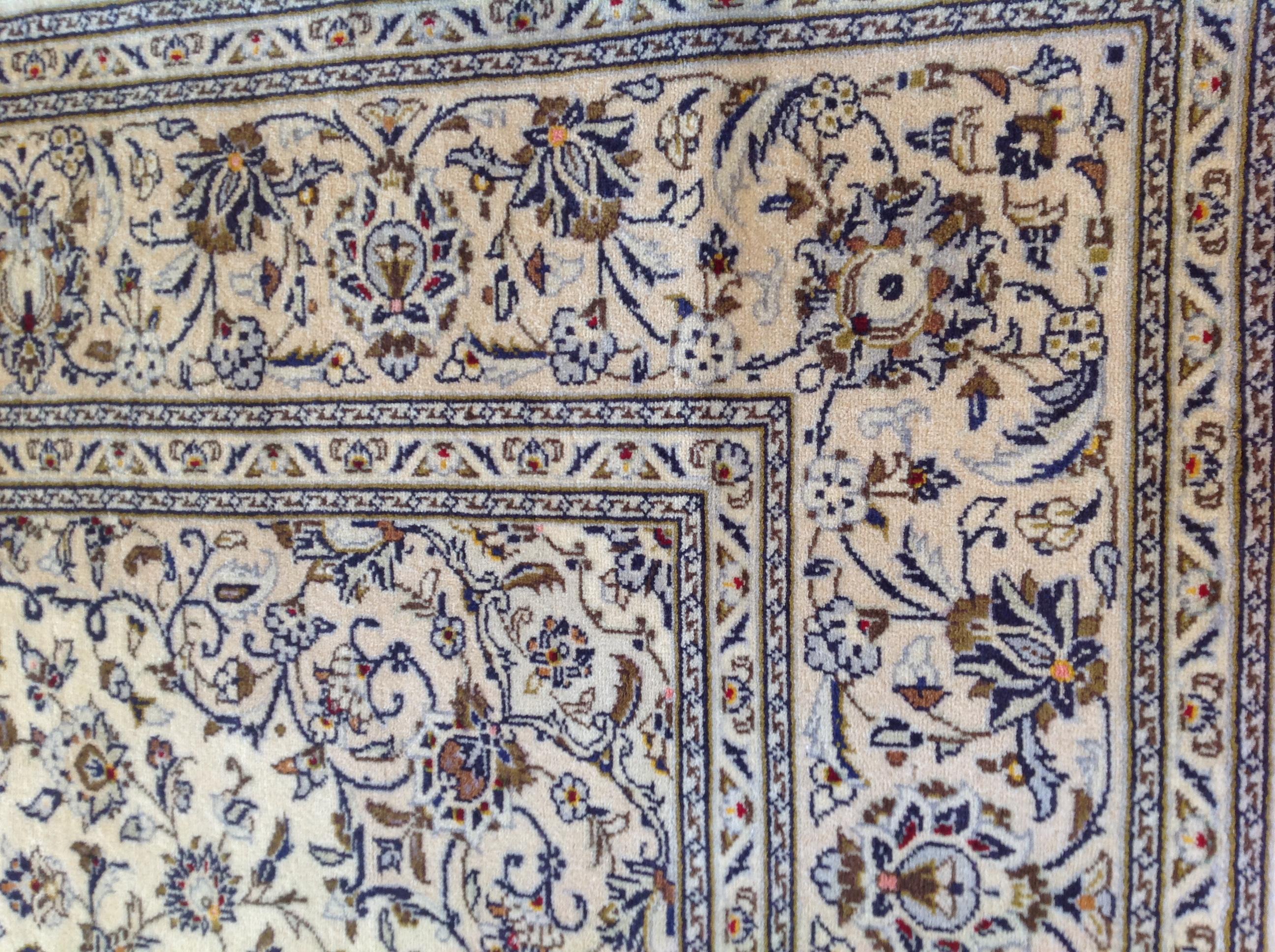 Verströmen Sie Eleganz und Raffinesse mit diesem vinatge Kashan-Teppich. Sein exquisites, aus reiner Wolle gefertigtes Design verleiht jedem Raum eine luxuriöse Note. Entdecken Sie die zeitlose Schönheit dieses Stücks, das den Test der Zeit