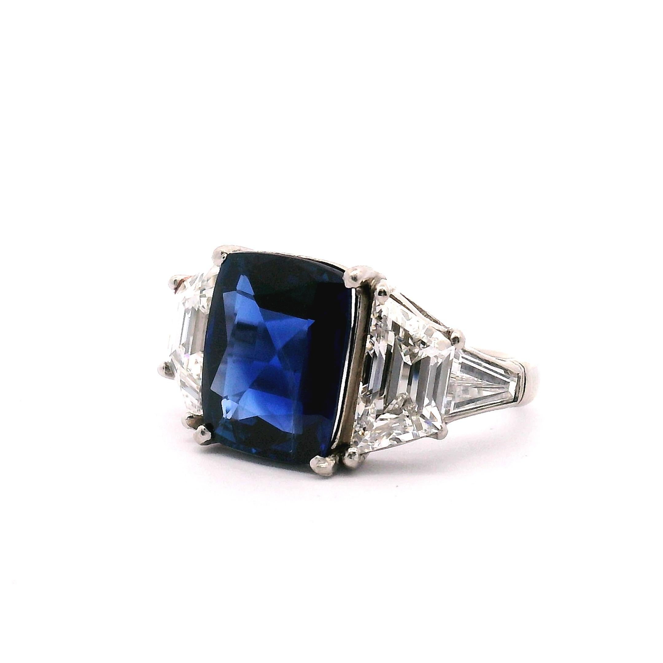 Meraviglioso anello da cocktail con zaffiro e diamanti della metà del Anello da cocktail con zaffiro e diamante della metà del XX secolo 
composto da:
1 zaffiro senza calore di colore blu medio-scuro. 5,80ct. 
2 diamanti taglio trapezoidale