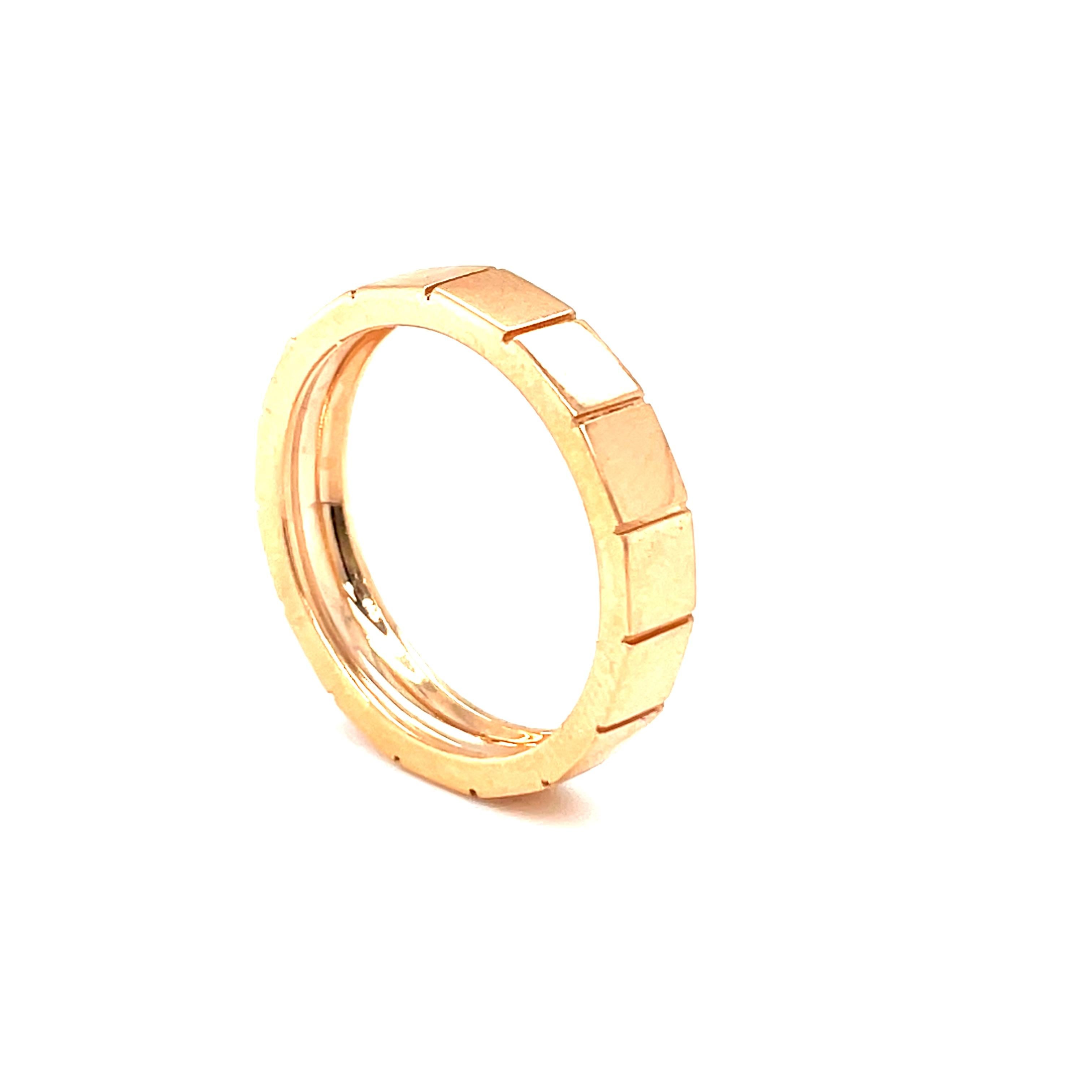 der Ring aus 18 Karat Roségold ist von Damier Collection. Dieser schön verzierte Ring ist 3 mm breit. Das Gesamtgewicht des Metalls beträgt 3 g. Tolle Wahl für die Hochzeit! 

Damier präsentiert einzigartige Schmuckstücke von herausragender Eleganz.