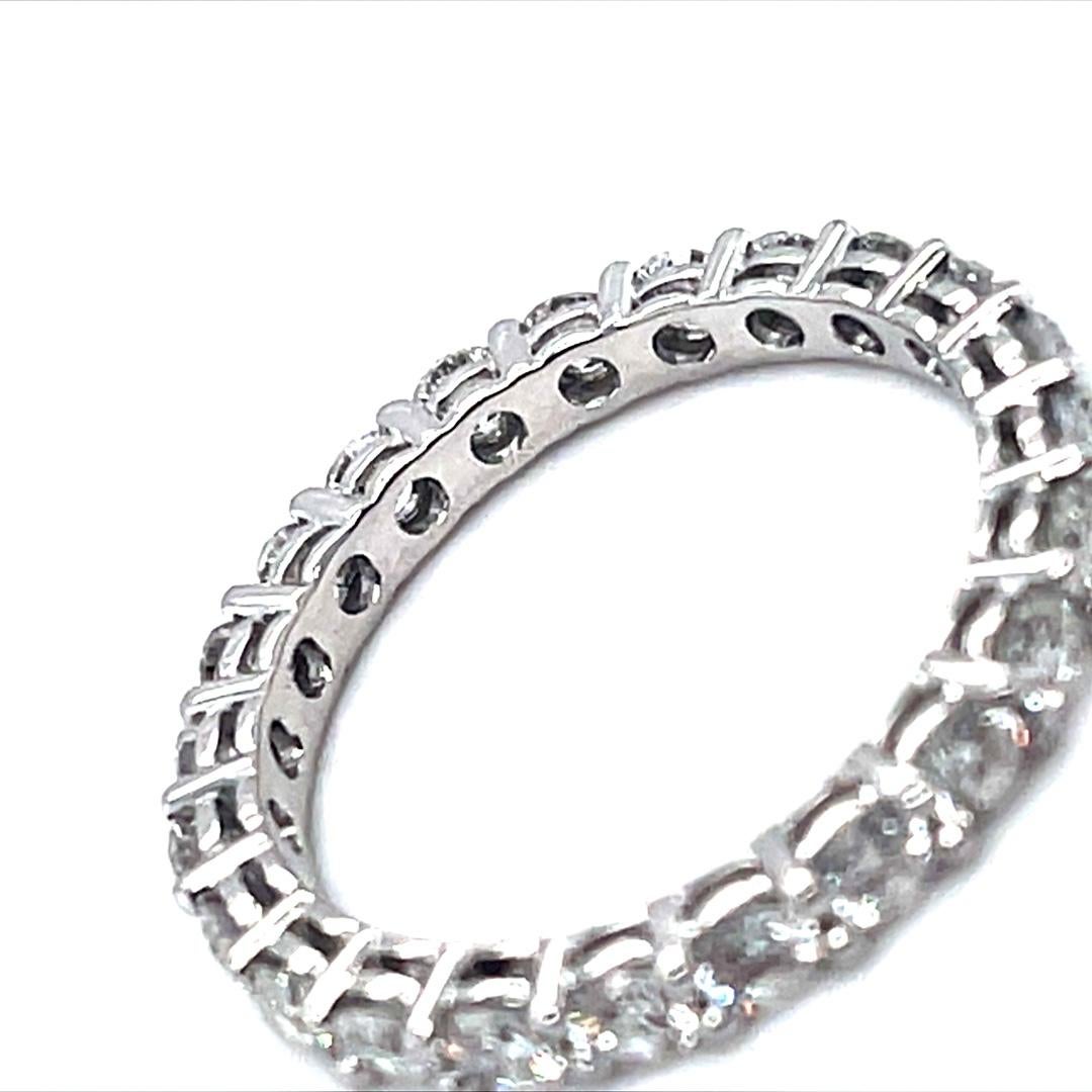 Round Cut 18 Karat White Gold Diamond Band Ring For Sale