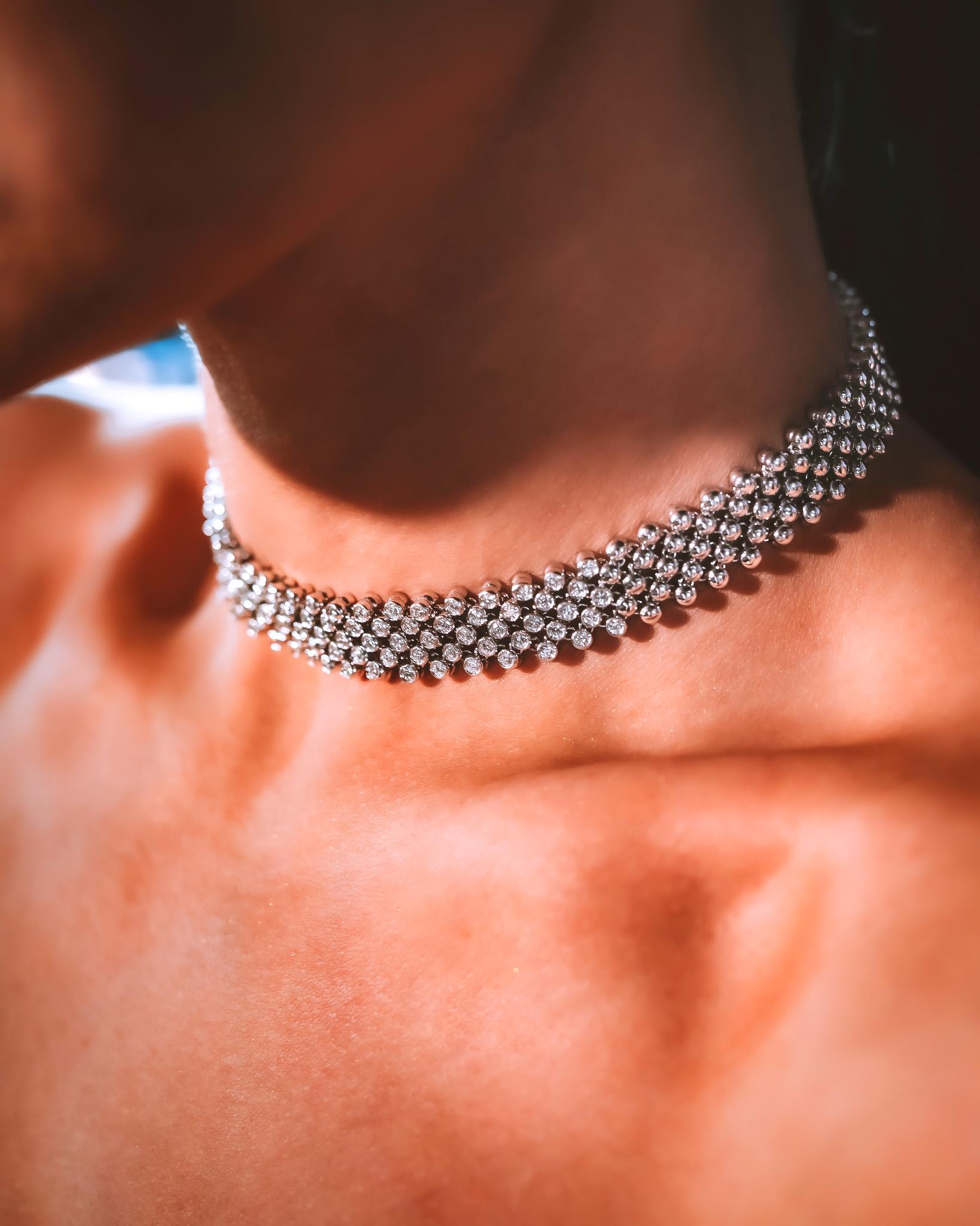 La spettacolare collana in oro bianco 18 carati fa parte della nostra collezione Dentelle. Questo elegante girocollo ha diamanti bianchi naturali per un totale di 3,27 carati. Il peso totale del metallo è di 91,3 grammi. La collana è formata da 5