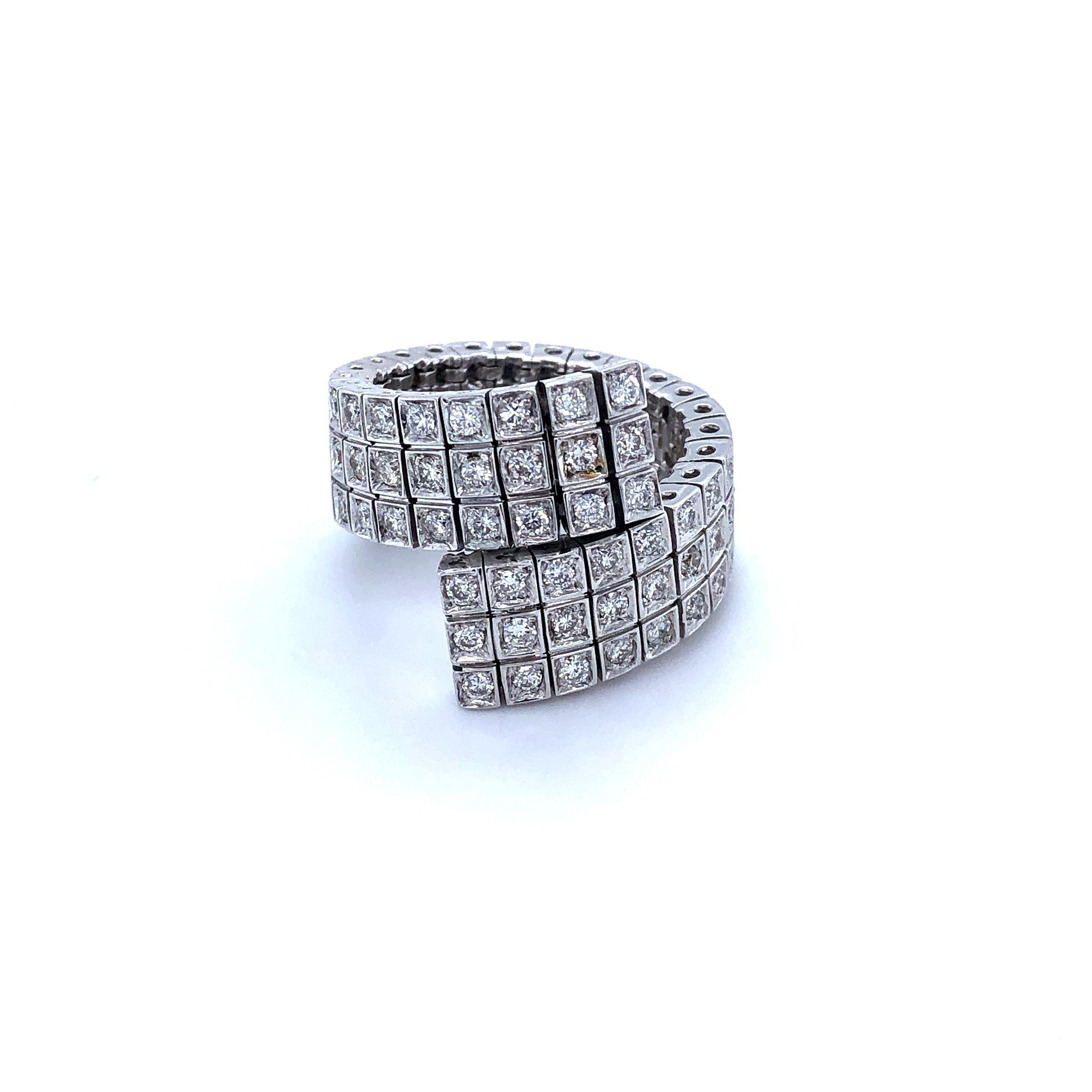 Taille carrée Bague cocktail en or blanc 18 carats et diamants blancs en vente