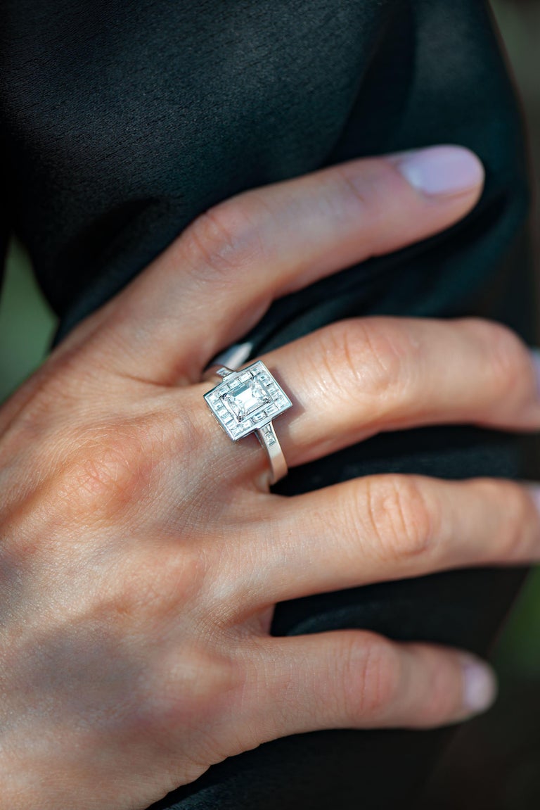 18 Karat White Gold Diamond Engagement Ring For Sale at 1stDibs