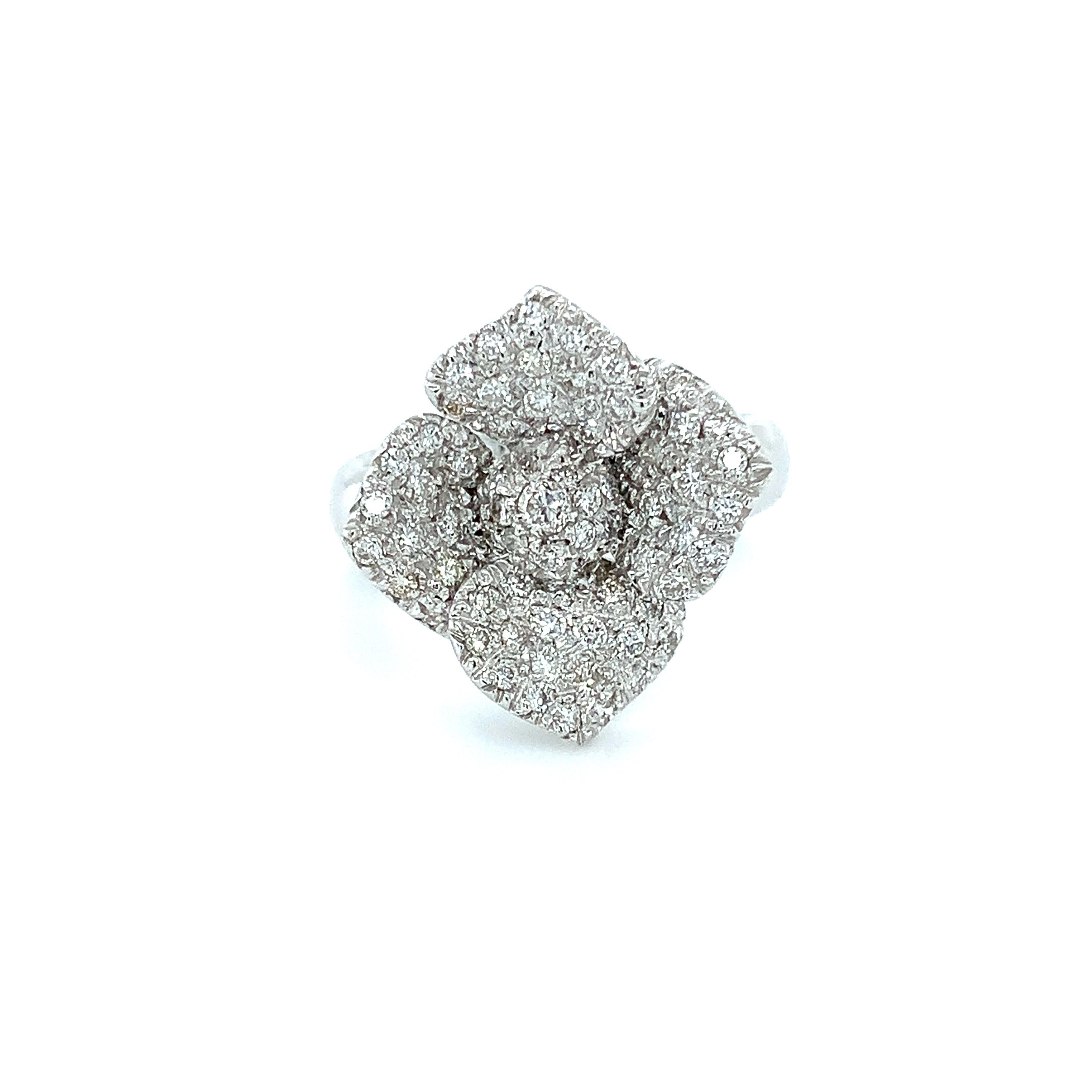 Vitale 1913 18 Karat White Gold Diamond Flower Ring In New Condition For Sale In Monte-Carlo, MC