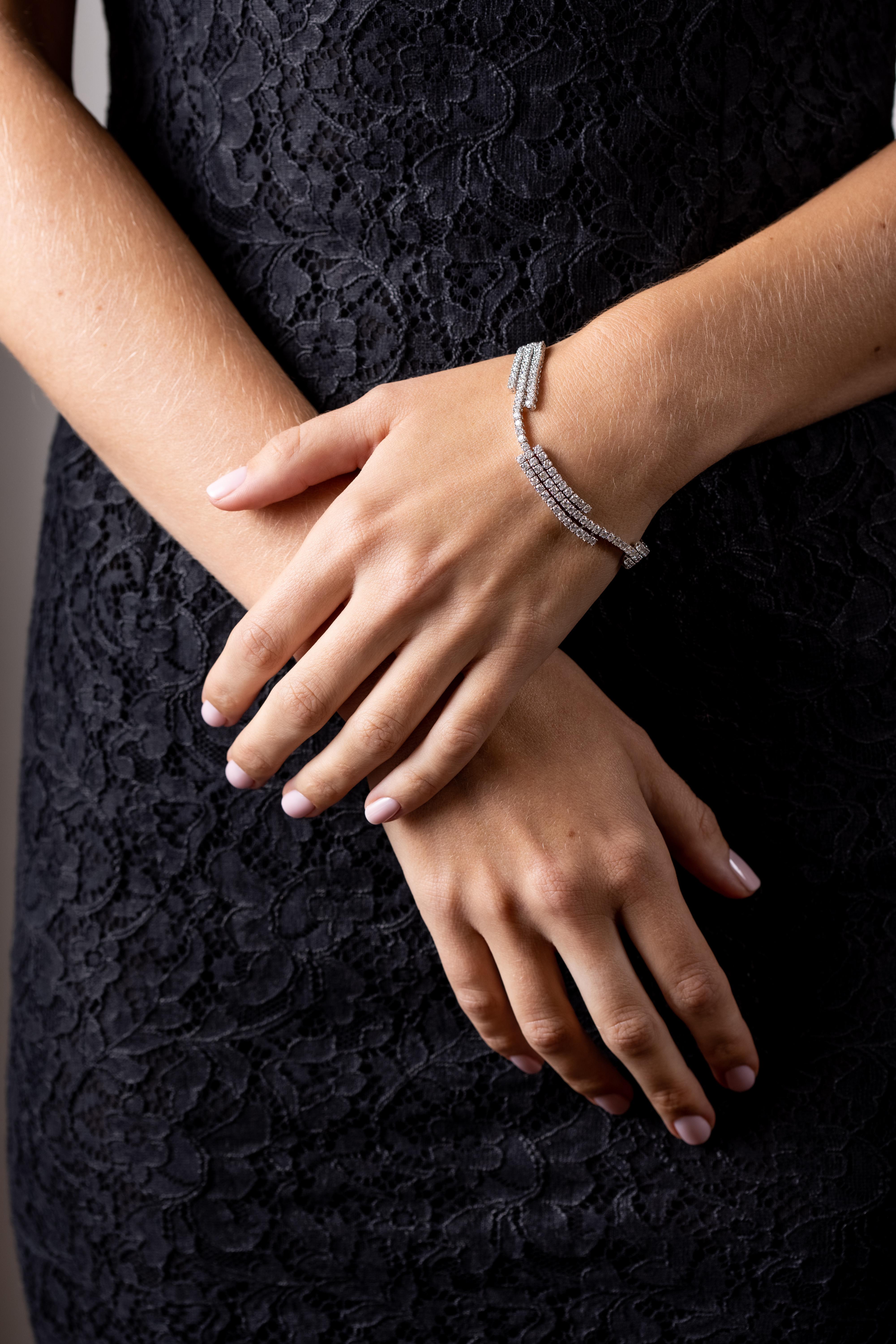 le bracelet en or blanc 18K est issu de notre collection Damier. Ce bracelet exquis est créé à partir de magnifiques diamants blancs naturels de 7,20 carats. Le poids total du métal est de 21.0 gr . Le bracelet mesure 18 cm de long. Cet élégant