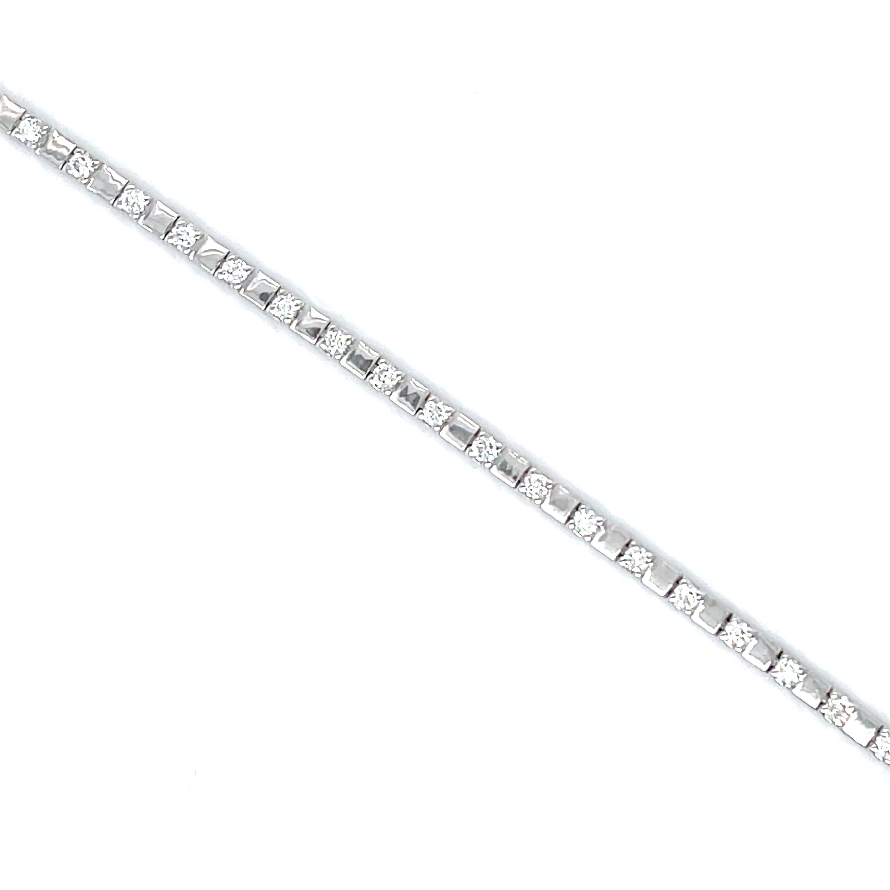 Contemporary 18 Karat White Gold Diamond Link Bracelet