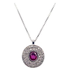 Pendentif en or blanc 18 carats avec diamants et rubis ovale