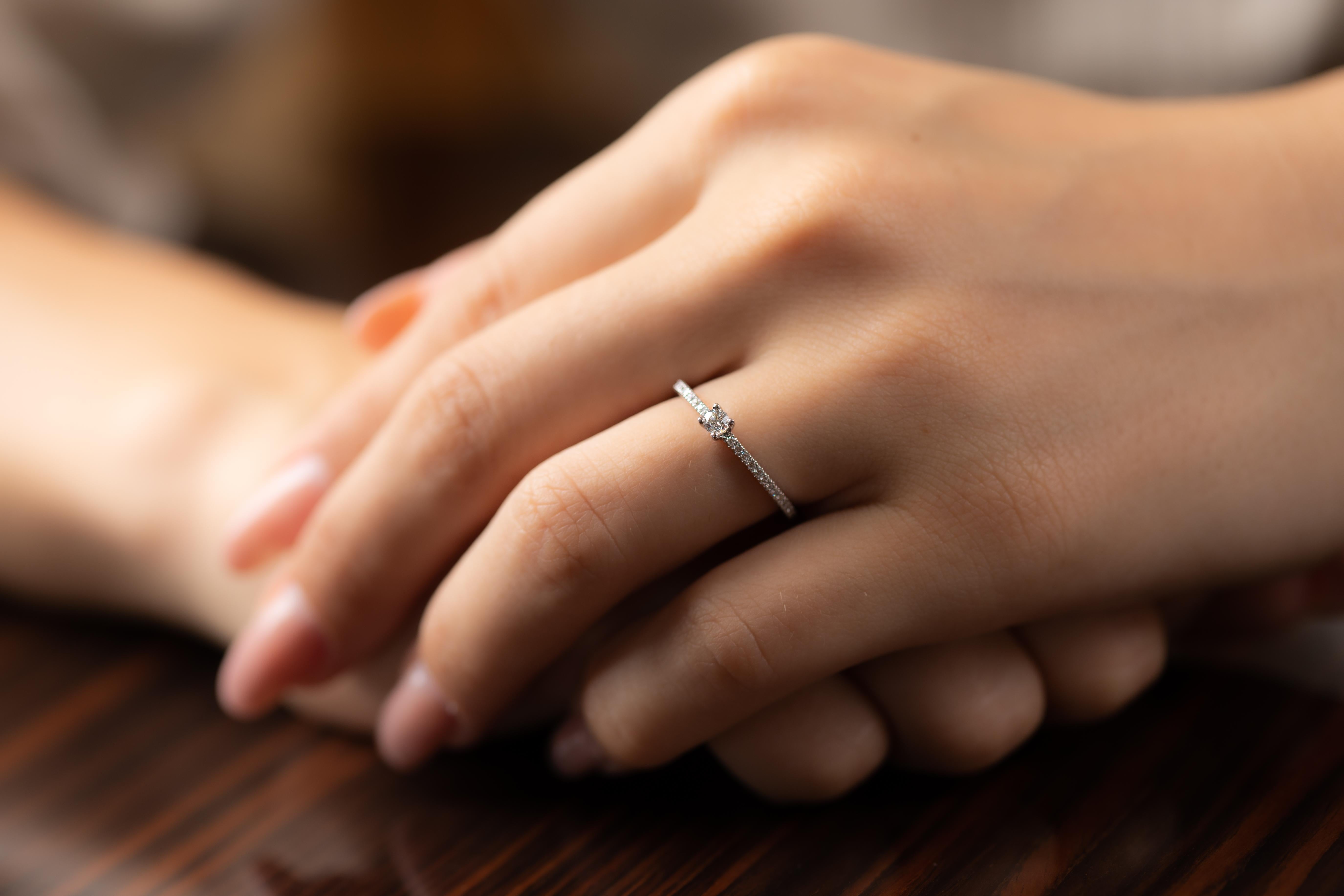Fidanzamento in oro bianco 18 carati  L'anello è di Timeless Collection. Questo anello solitario molto leggero ed elegante è composto da diamanti bianchi naturali per un totale di 0,33 carati con 53 diamanti sul gambo. Il peso totale del metallo è