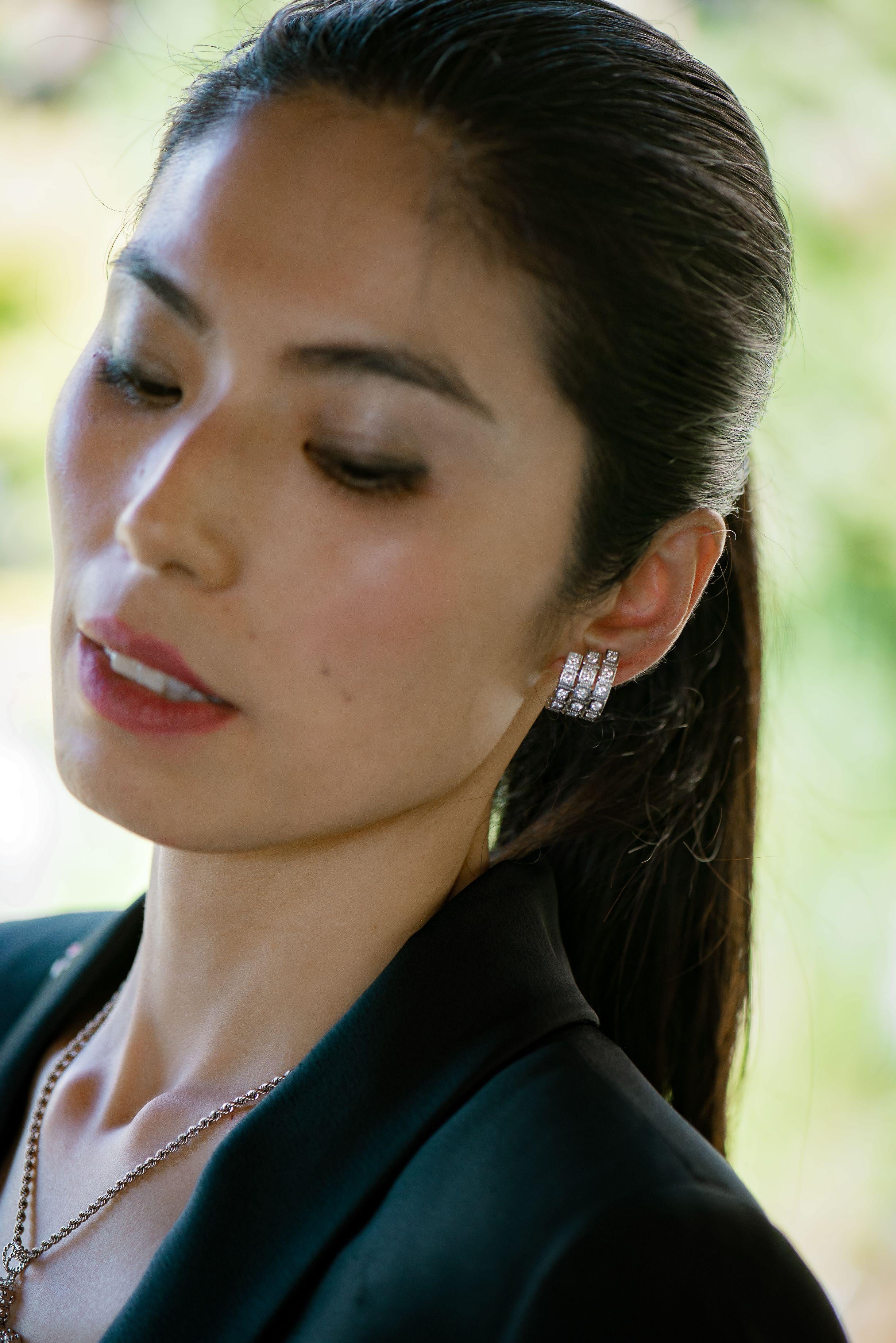 die Ohrstecker aus 18 Karat Weißgold sind von Damier Collection. Diese eleganten Ohrringe bestehen aus 36 natürlichen weißen Diamanten von insgesamt 2,27 Karat. Das Gesamtgewicht des Metalls beträgt 16,45 g. Perfekt für jede Gelegenheit! 

Damier