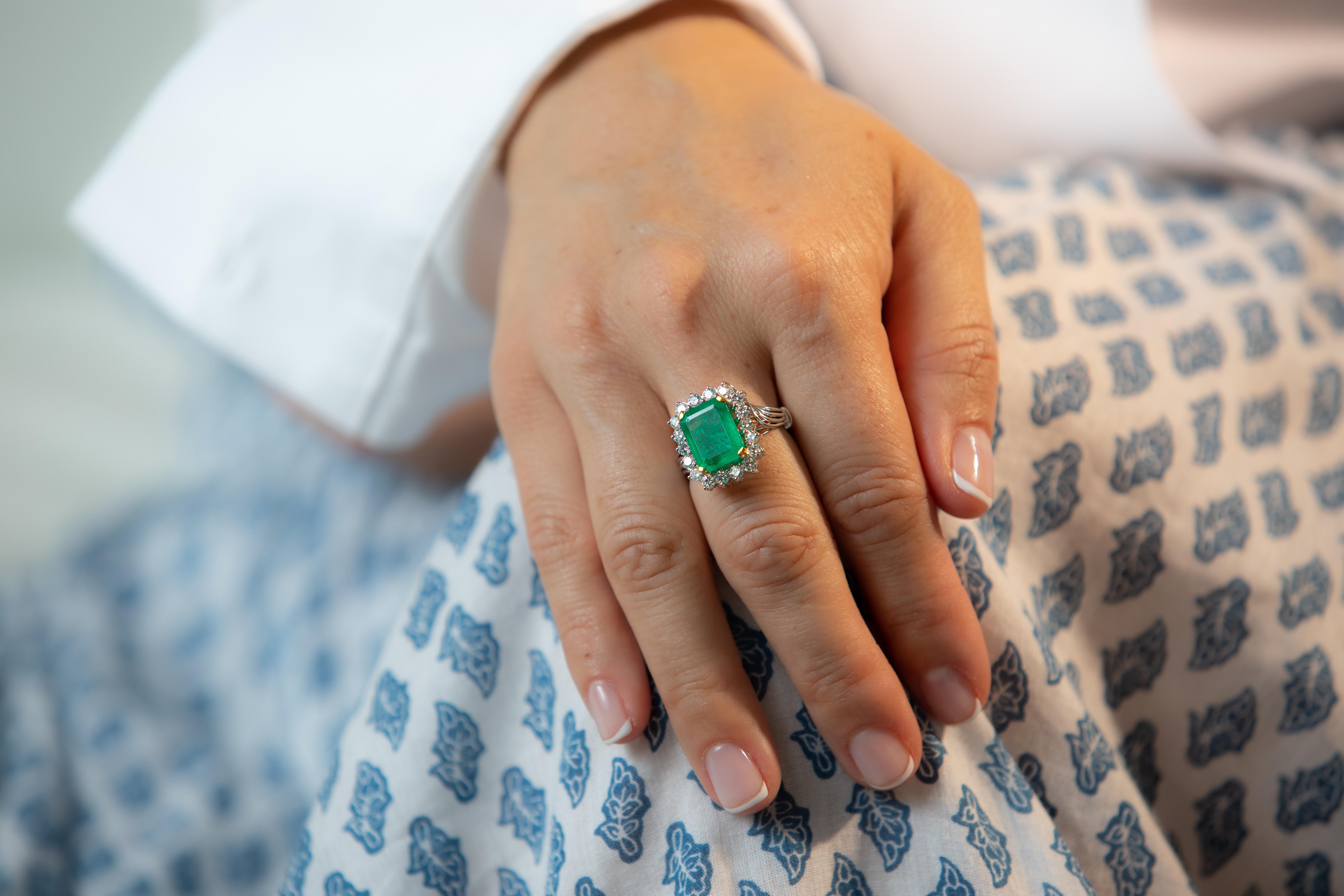 Cette élégante bague en or blanc 18 carats est issue de notre Collection Intemporelle. Il est composé d'une belle émeraude de 8,2 carats ornée de diamants naturels incolores d'un total de 0,92 carat. Le poids total du métal est de 8.18 gr. Une pièce