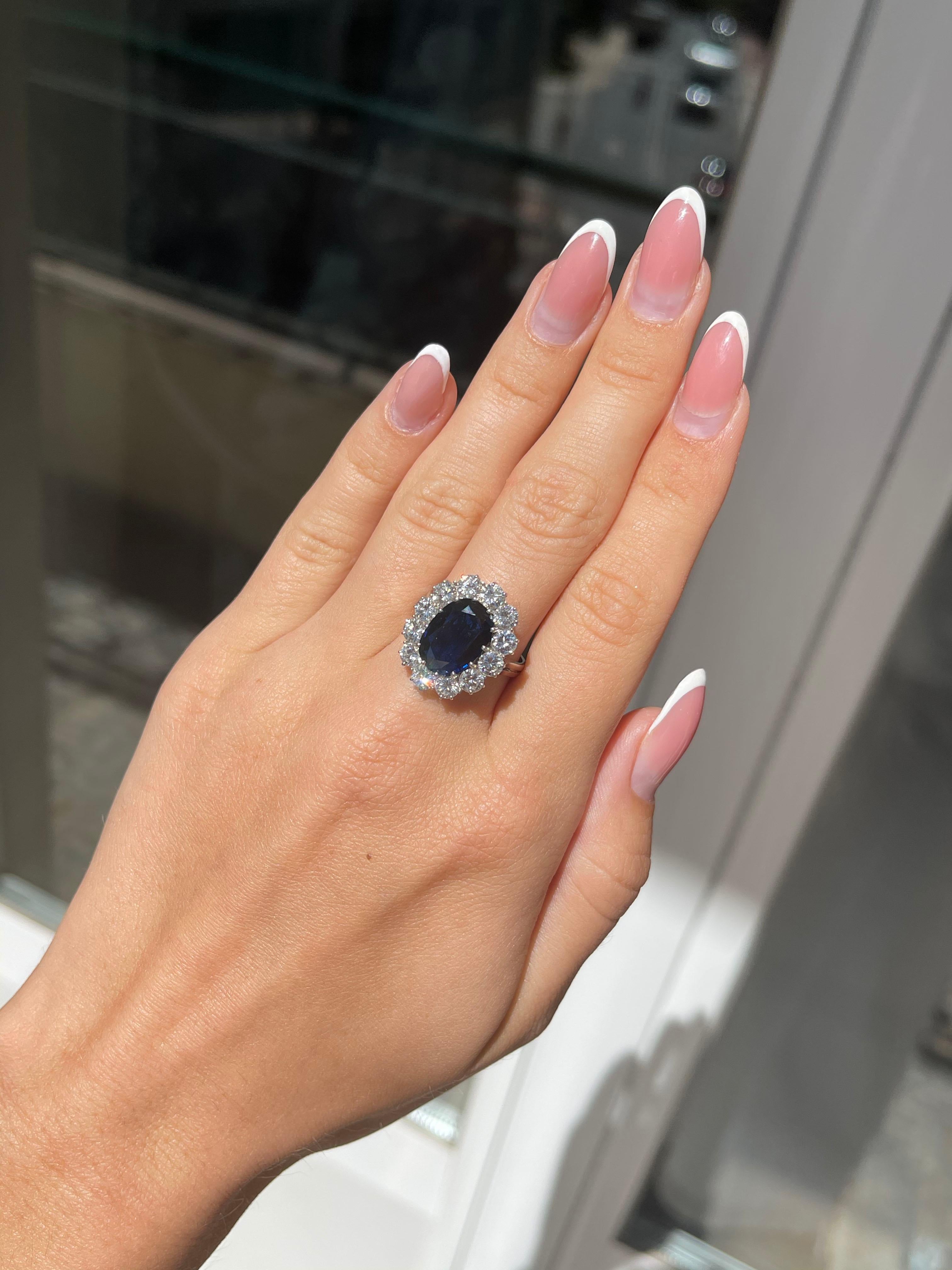 Este anillo refinado de oro blanco de 18 quilates pertenece a nuestra Colección Atemporal. Está compuesto por un magnífico zafiro azul siam de 4,80 quilates decorado con 12 diamantes blancos naturales redondos en total de 2,48 quilates. El peso