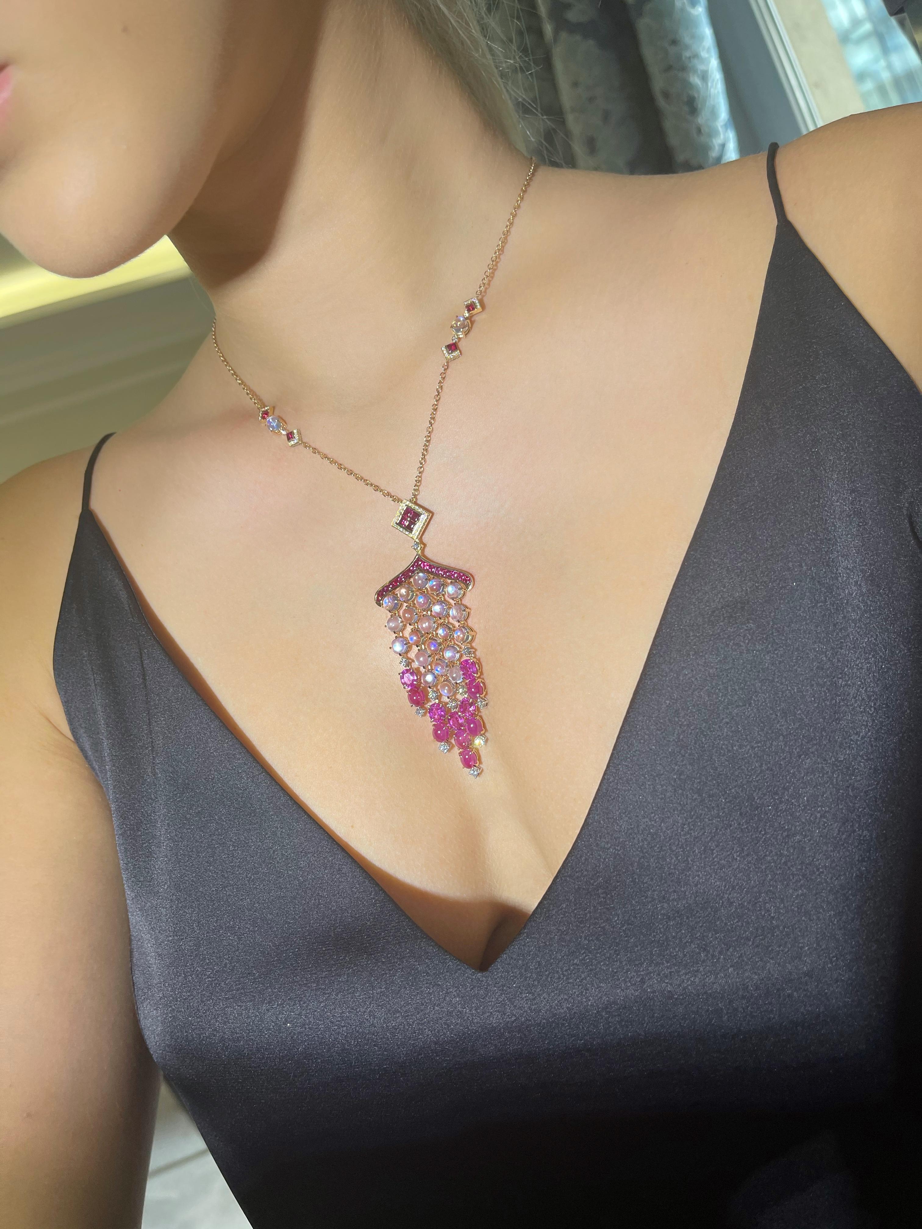 Este elegante collar de oro amarillo de 18 quilates pertenece a nuestra Colección Divina, la imagen procede del rocío sobre la rosa por la mañana. 
Se trata de una pieza única compuesta por diamantes blancos de 1,16 quilates en total, zafiros rosas