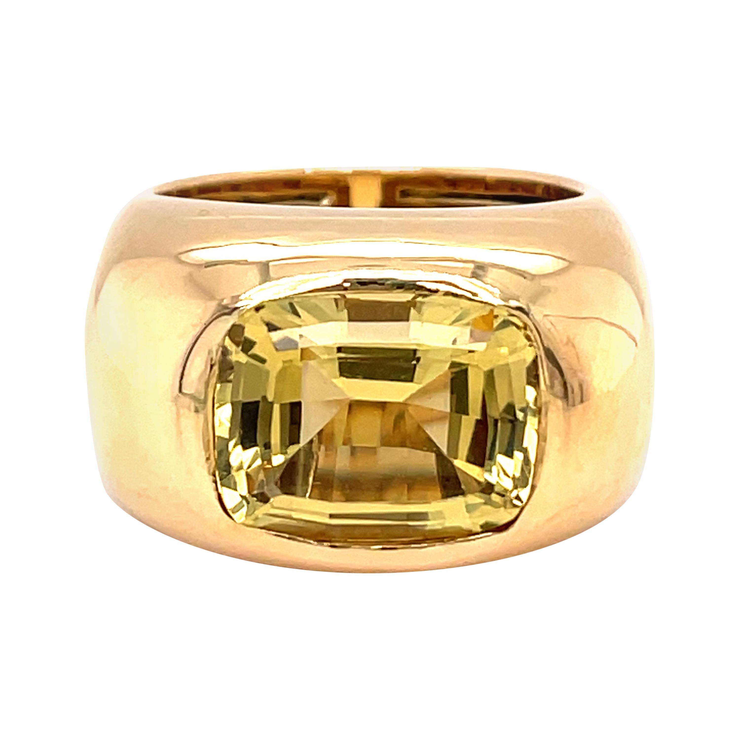 18 Karat Yellow Gold Stamped English Crest 'Words Not Deeds' Ring at 1stDibs