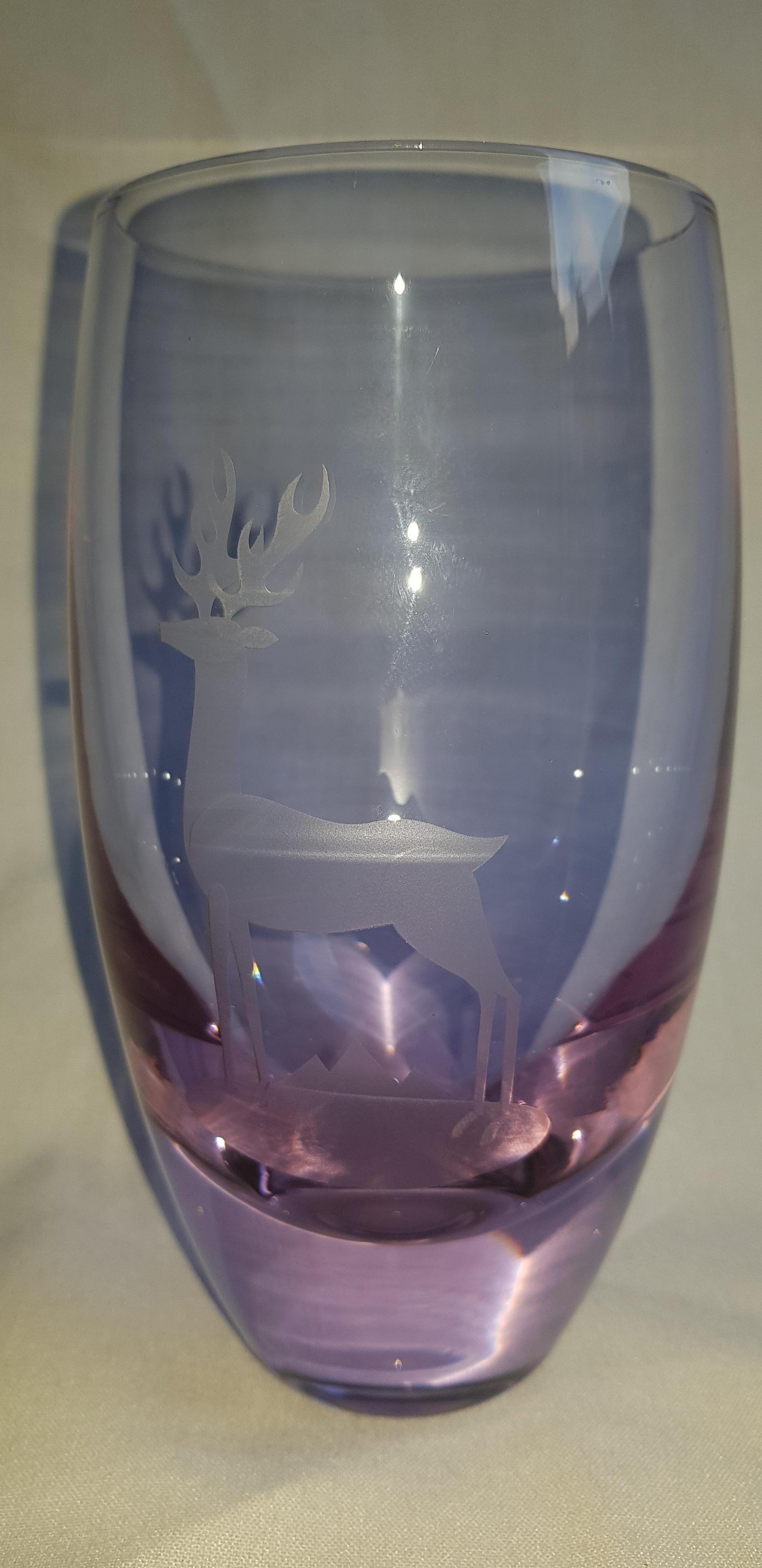 Beautiful vitange Alexandrit Neodymium change color Caithness vase, engraved and signed (year 1978) brilliant condition.