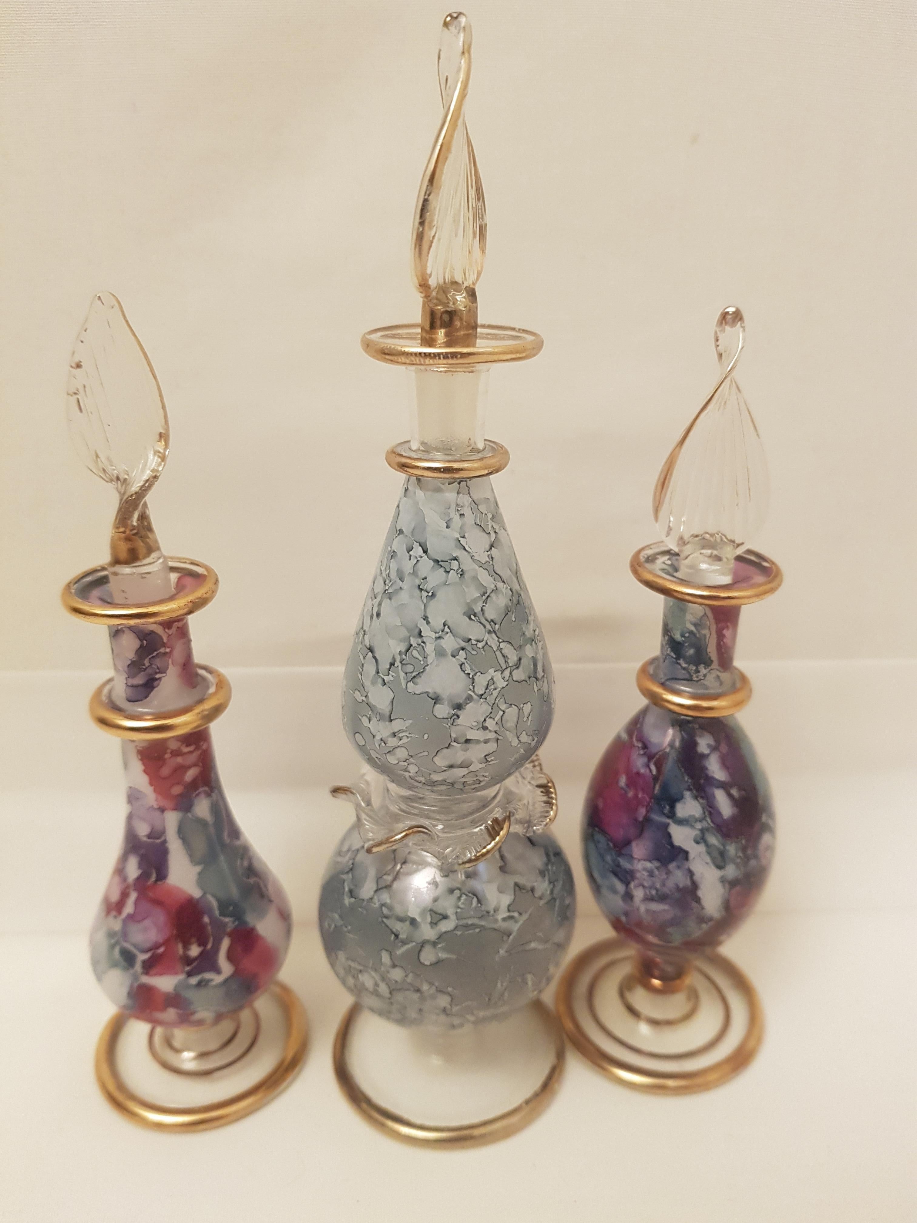 Schöne Vintage böhmischen Glas Parfüm Flaschen Satz von 3 brillanten Zustand.