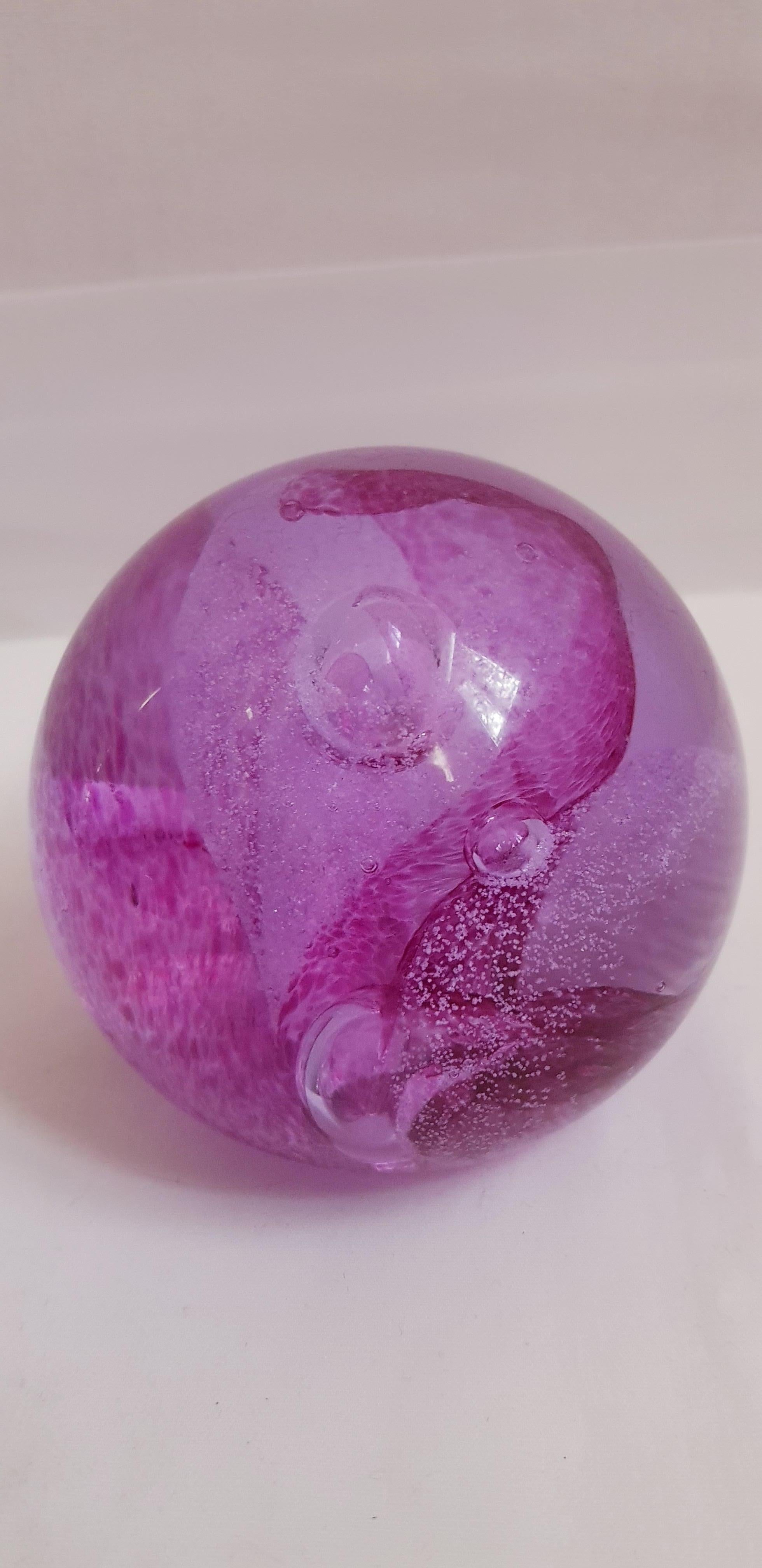 Beautiful vitange Caithness Scotland glass paperweight signed brilliant condition.