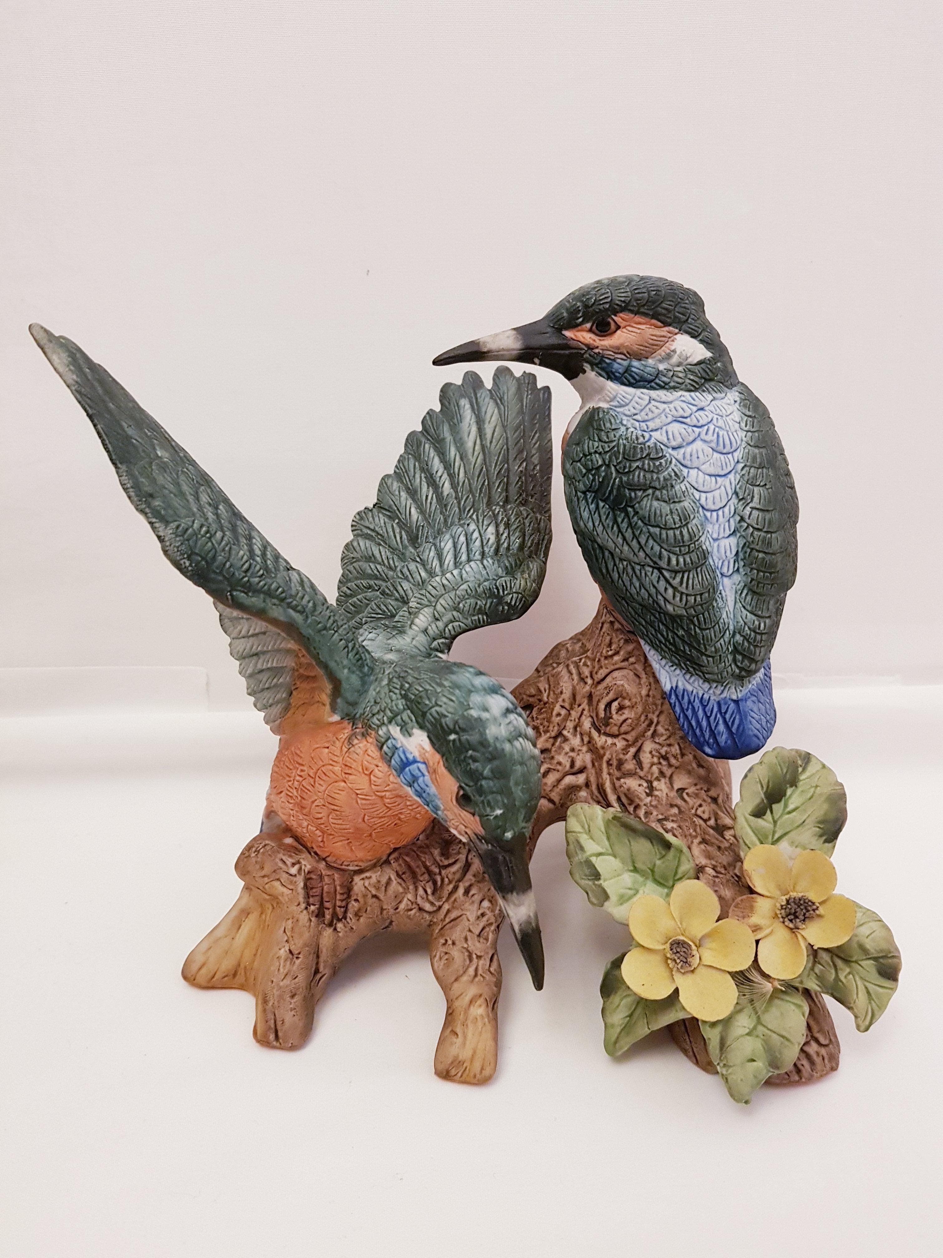 Beautiful vitange Italian Capodimonte ceramic birds sculpture beautiful condition.