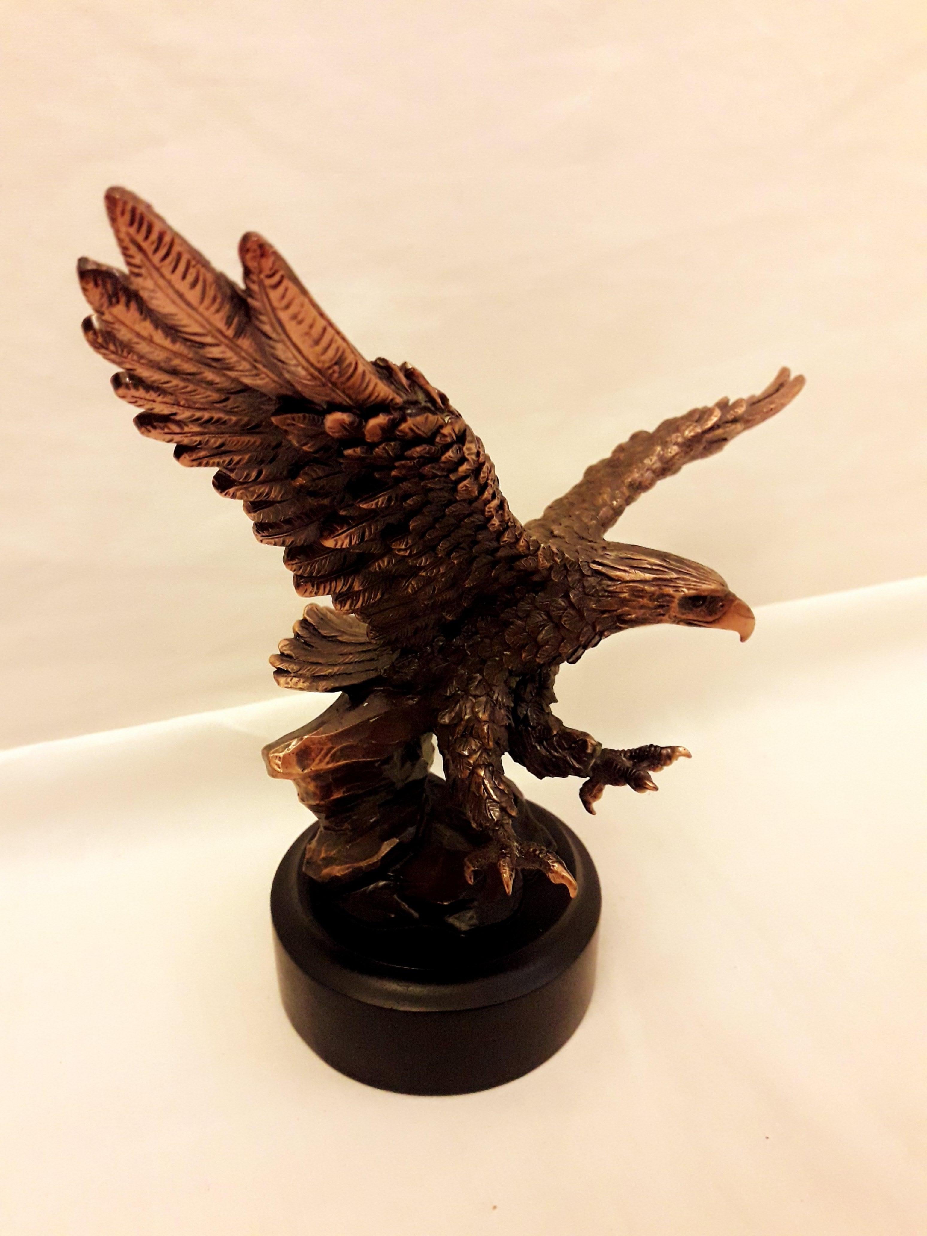 Beautiful vitange eagle sculpture copper plated beautiful home decor brilliant condition.