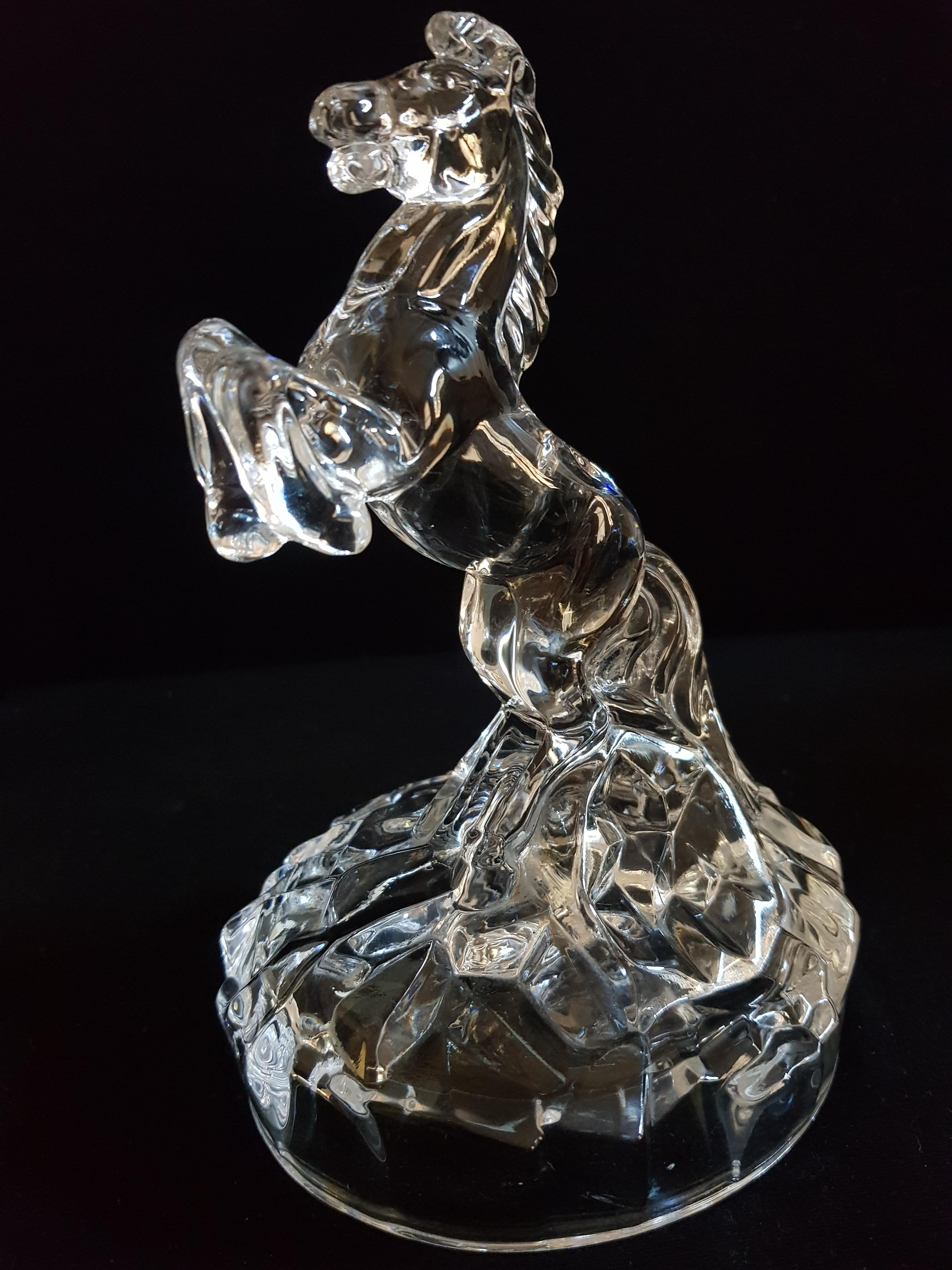 Beautiful vitange France crystal horse brilliant condition beautiful home decor.