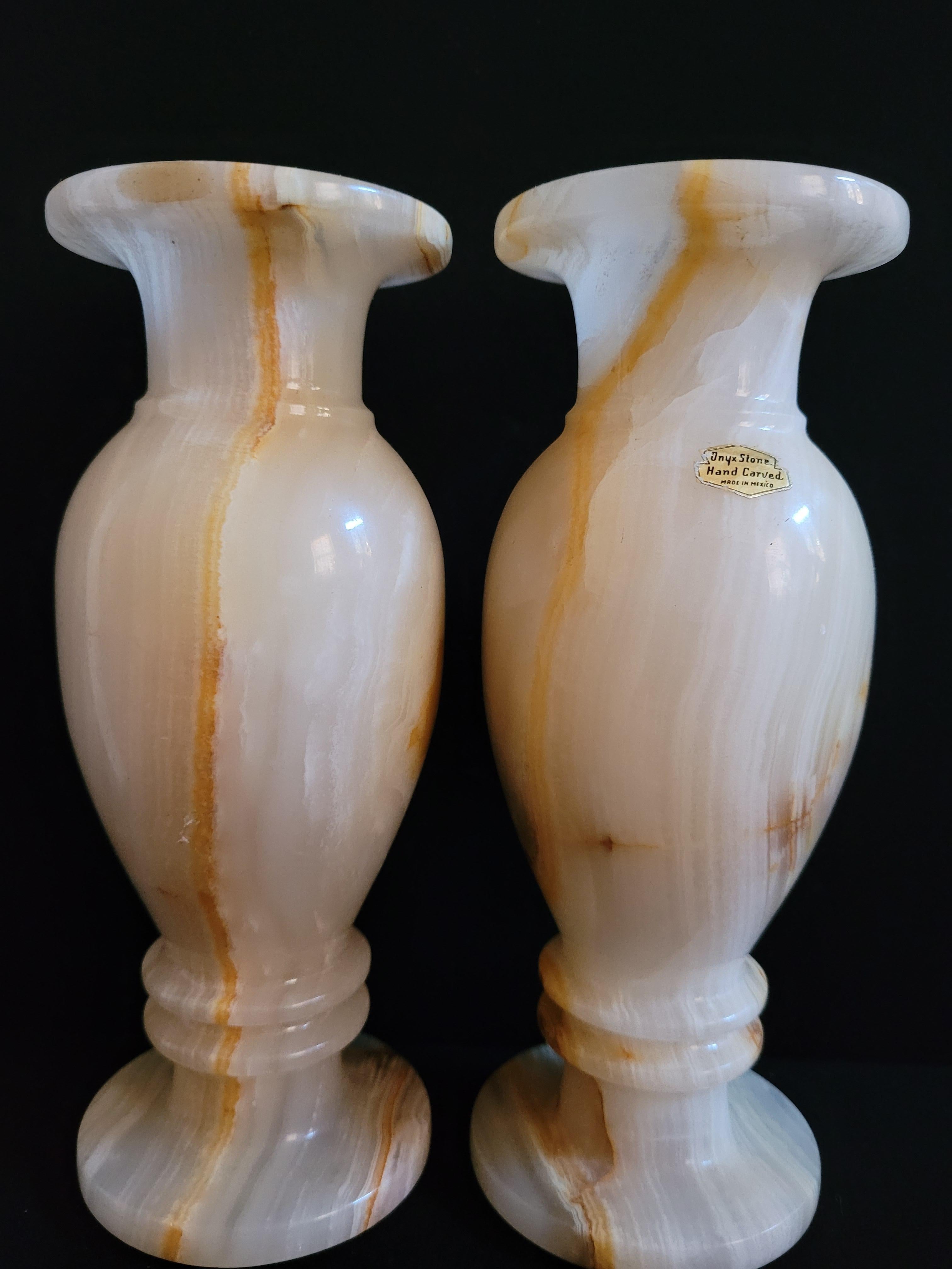 Beautiful vitange Mexican hand carved natural onyx stone decorative vase,brilliant condition.