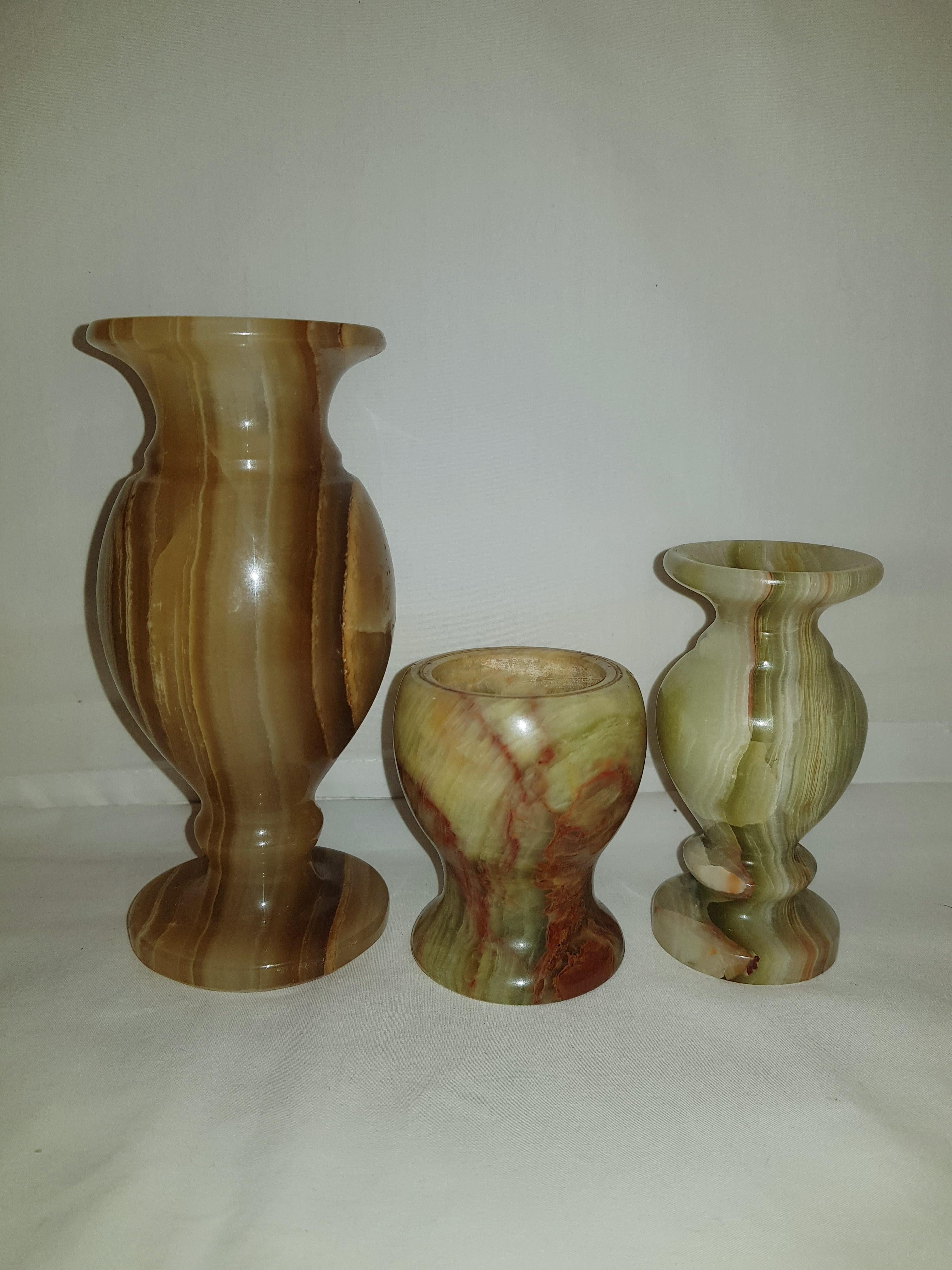 Beautiful set of 3 hand crafted onix natural stone decorative vases brilliant condition, beautiful home decor.
