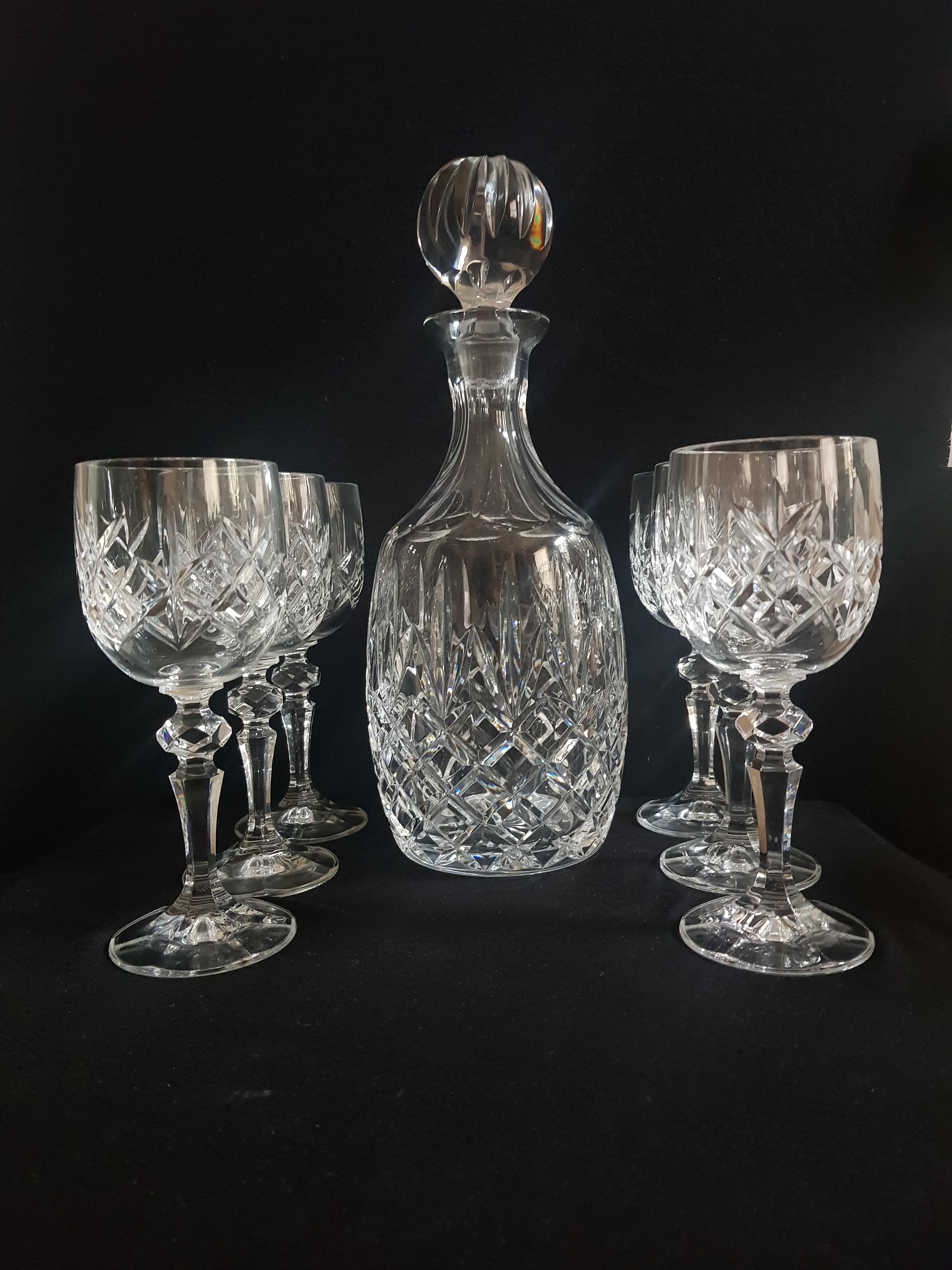 Beautiful vitange hand cut crystal vine set made in italy bottle with stoper 32 cm tall nd 6 glasses 18 cm tall brilliant cut perfect condition.