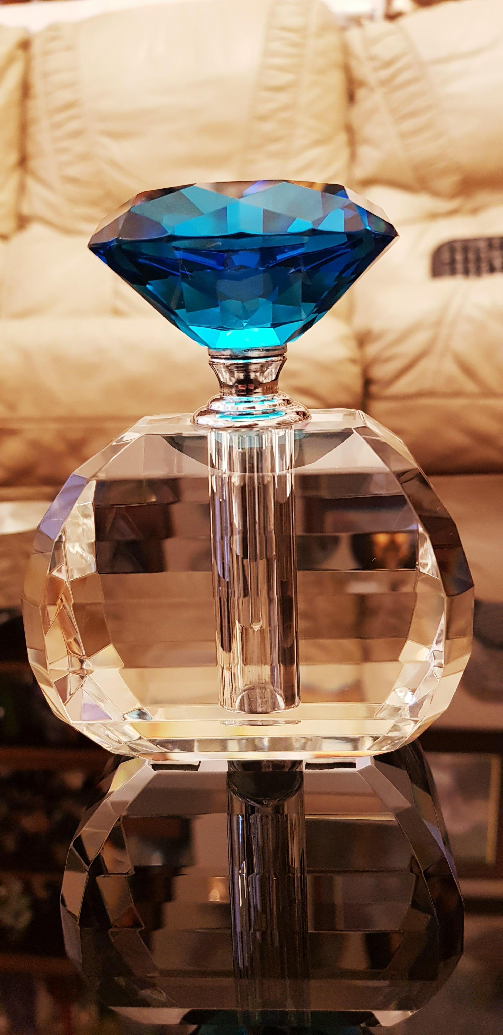 Beautiful vitange gem faceted crystal perfume bottle, clear and blue, super design and stylish.
