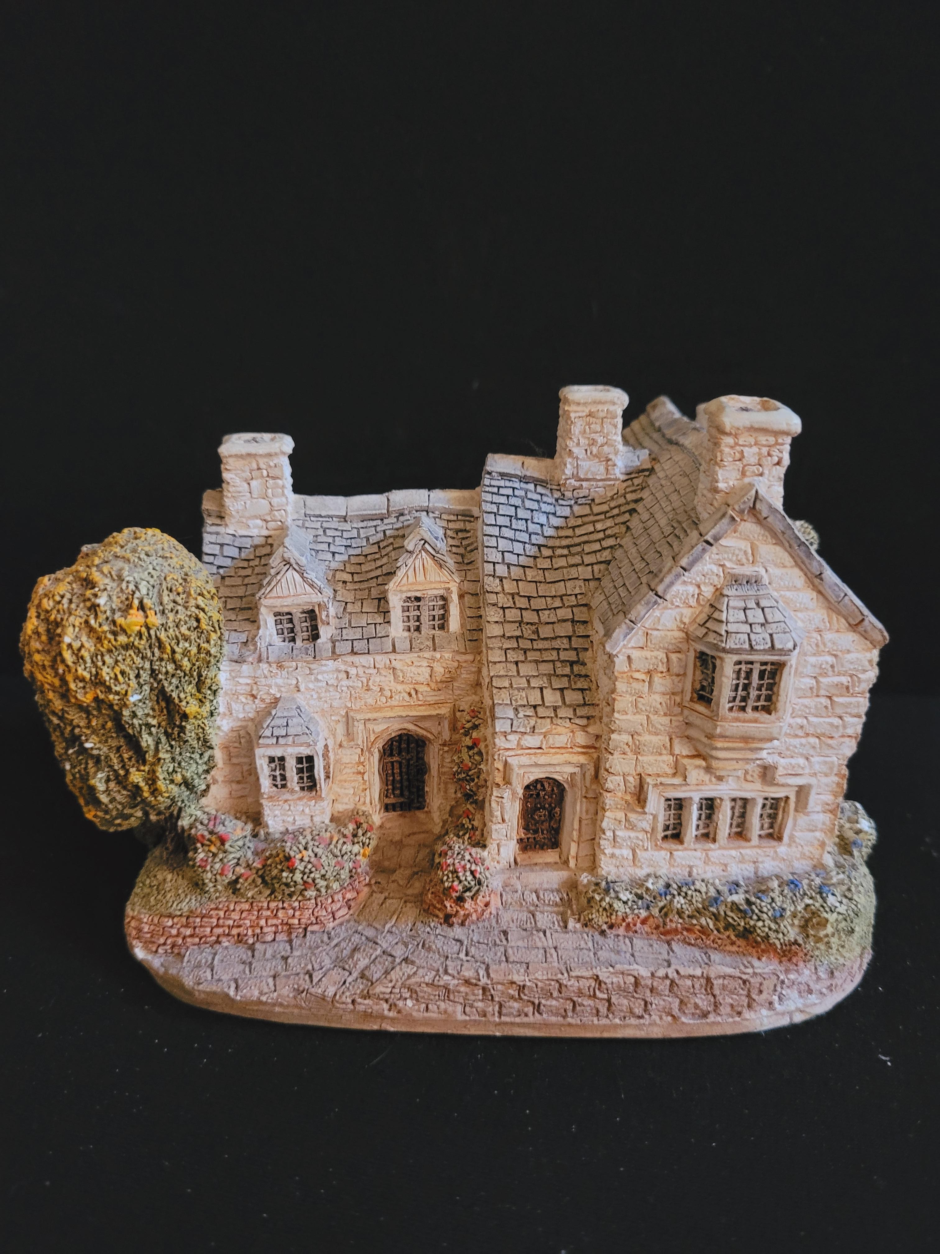 Beautiful vitange hand made ceramic House, made in England by Liliput Lane, Moreton Manor House brilliant condition.