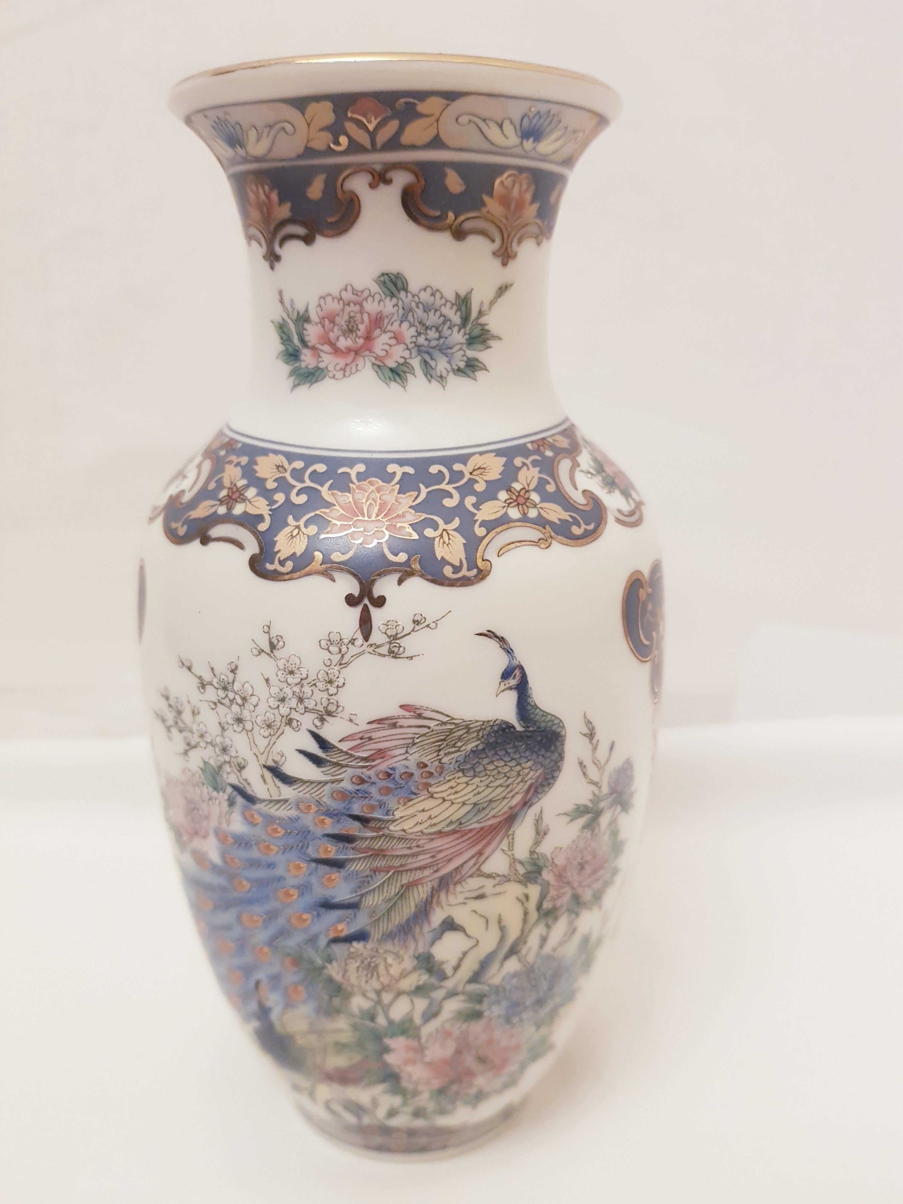 Beautiful vitange Japanese ceramic vase brilliant condition beautiful home decor.