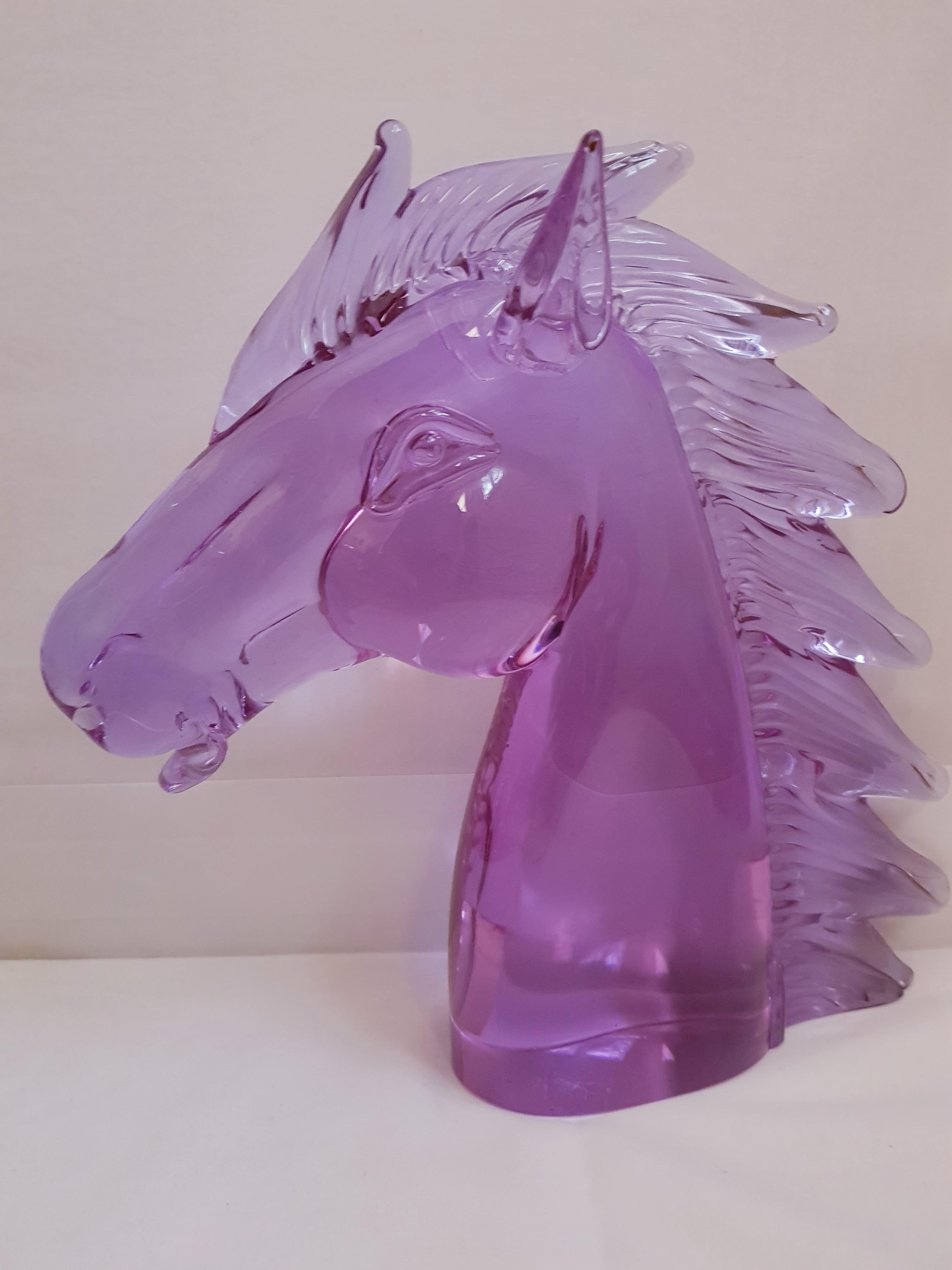 Beautiful vitange Murano glass alexandrite neodymium colour-changing horse head, signed by the artist Licio Zanetti. This sculpture is among the largest specimen made by the artist.
The colour of the sculpture changes to pink by black light and to