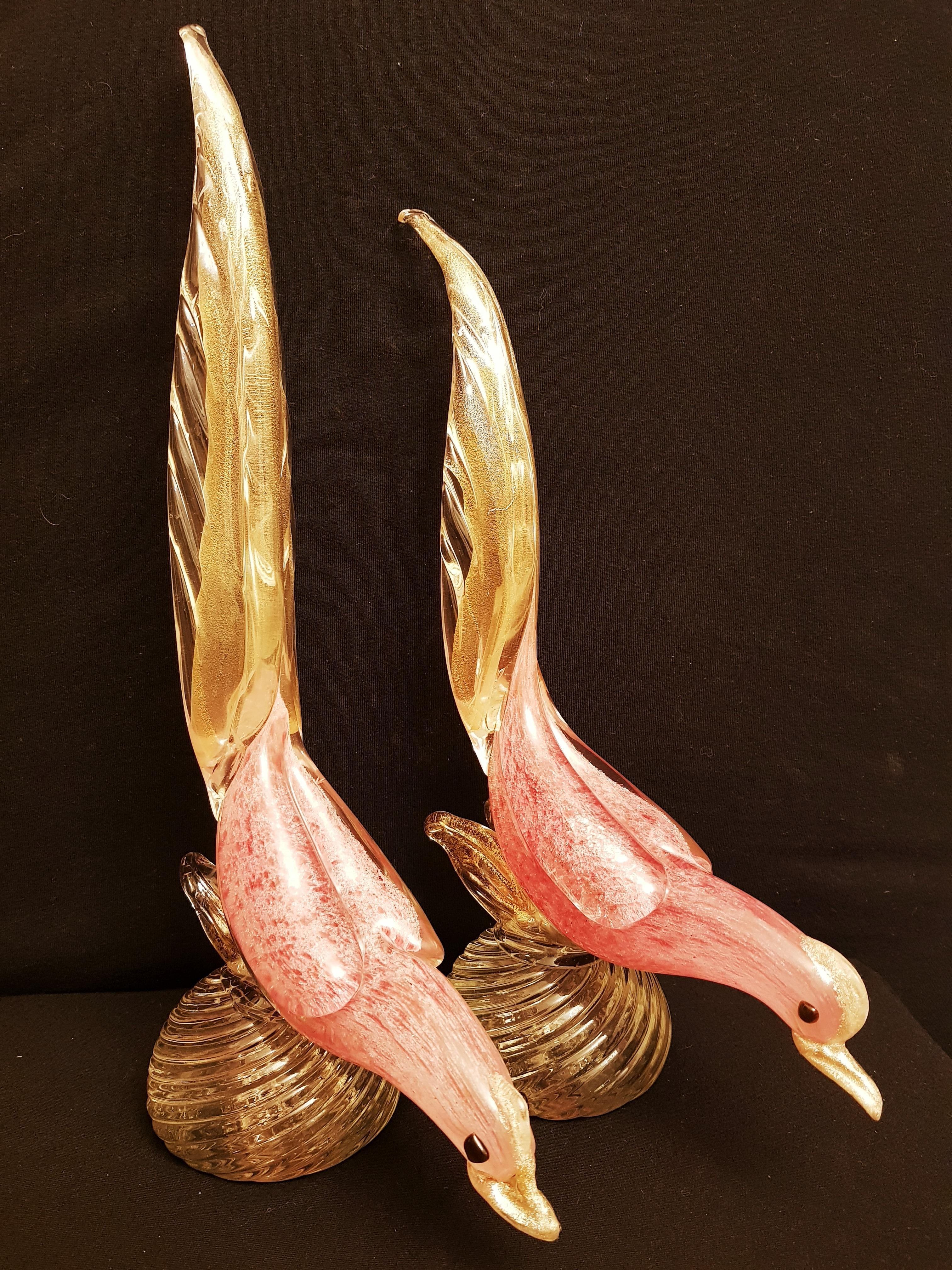 Vitange Set of beautiful Murano glass pheasants in pink and clear with gold leaf, attributed to Archimede Seguso, years 1950-1960. The larger piece is 36cm, the smaller one is 31cm in height. Both are in excellent condition.