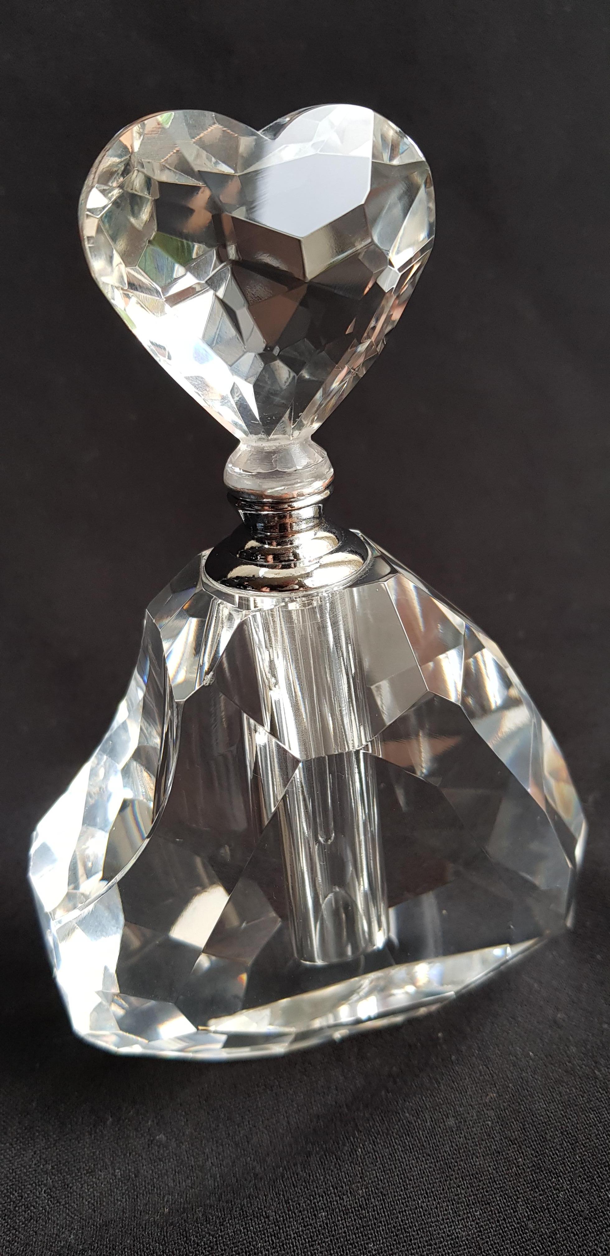 Beautiful vitange Oleg Cassini signed crystal Perfume Bottle, hand cut and faceted, brilliant condition.