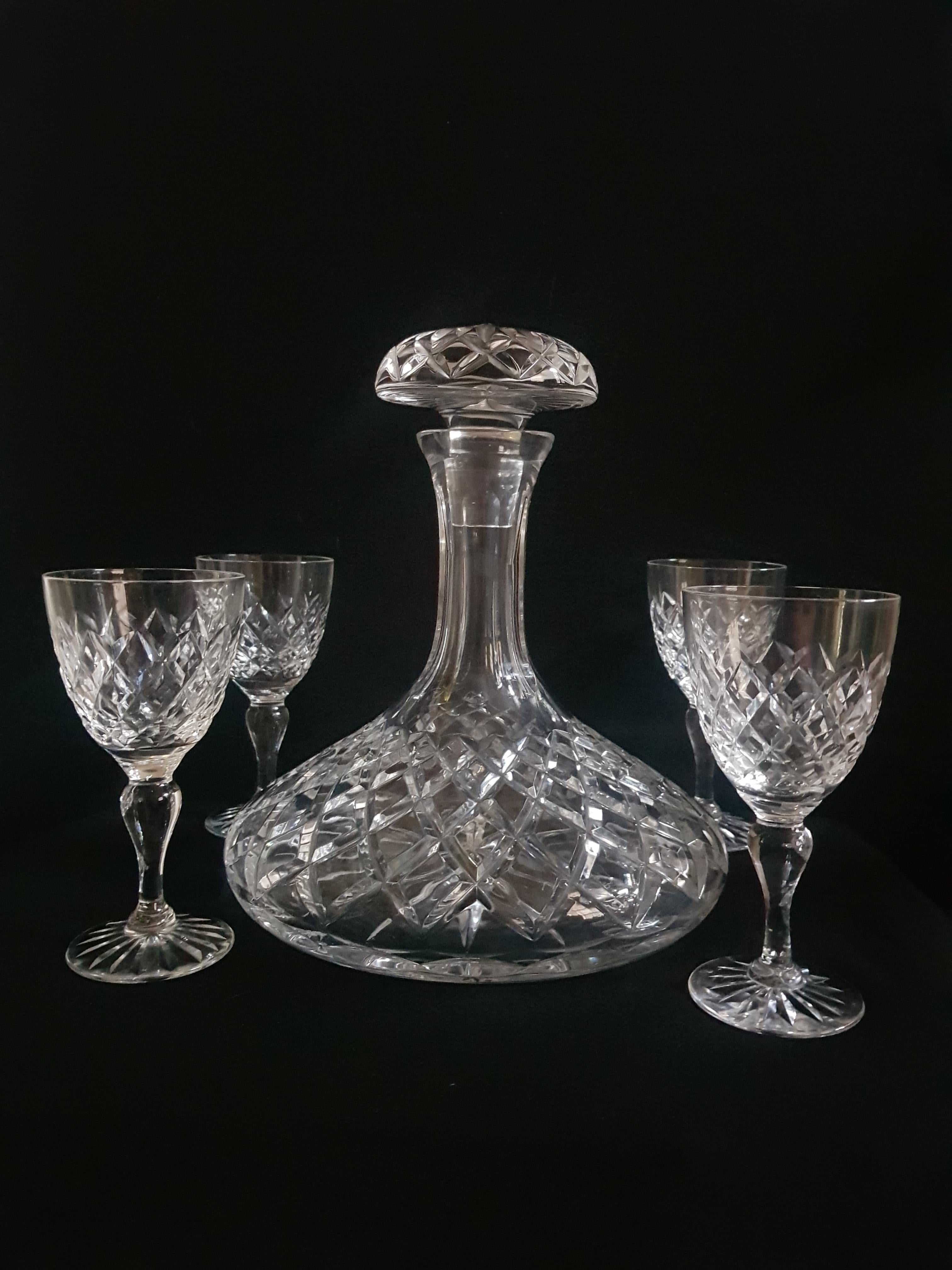 Beautiful vitange Webb hand cut crystal drinking set made in England decanter with stopper and 4 glasses acid stamped, decanter have 25 cm tall and 22 cm width and glasses have 13.5 cm tall and 6.5 cm width brilliant condition.