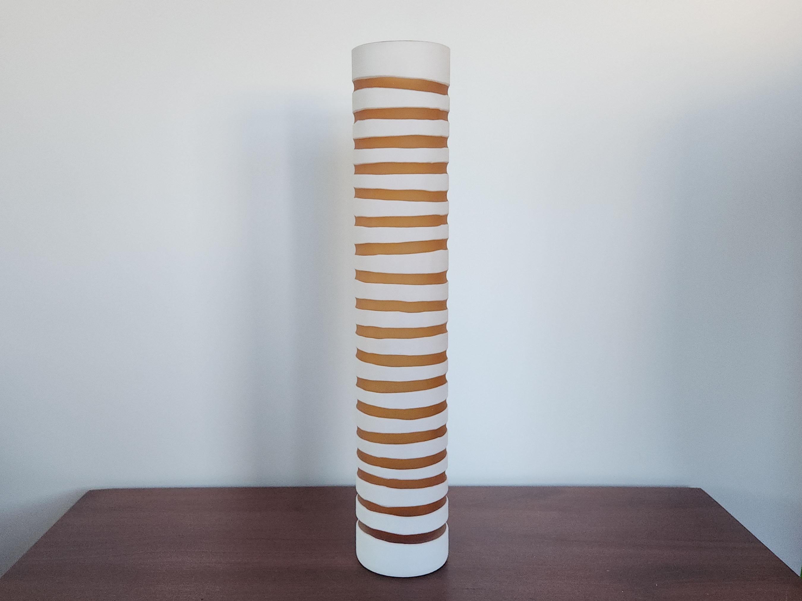 La collezione Viterra Gallery è incentrata sulle complesse tecniche europee del vetro artistico. È realizzato da un team altamente specializzato di maestri soffiatori con almeno 20 anni di esperienza. 

Ogni pezzo soffiato a bocca e fatto a mano