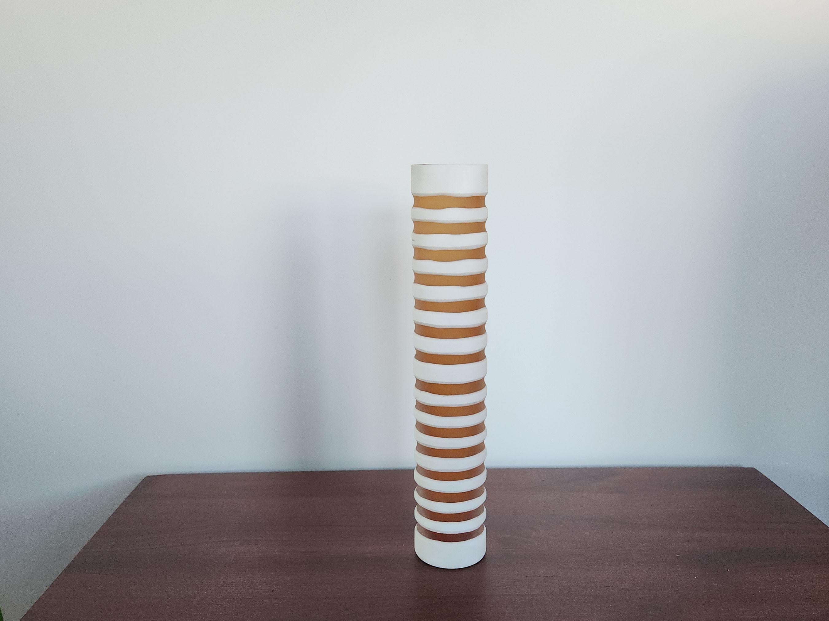La collezione Viterra Gallery è incentrata sulle complesse tecniche europee del vetro artistico. È realizzato da un team altamente specializzato di maestri soffiatori con almeno 20 anni di esperienza. 

Ogni pezzo soffiato a bocca e fatto a mano