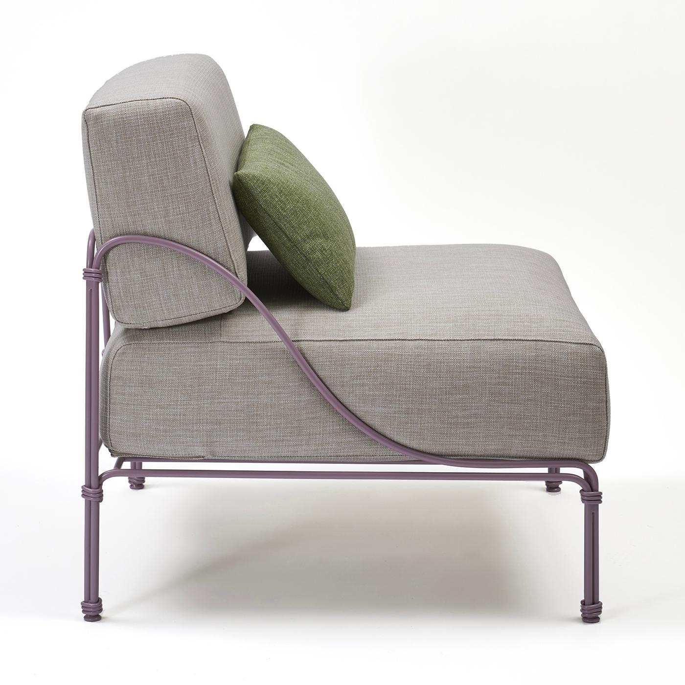 Lila und grauer Sessel von Ciarmroli Queda Studio aus Edelstahl von Vitis (21. Jahrhundert und zeitgenössisch) im Angebot