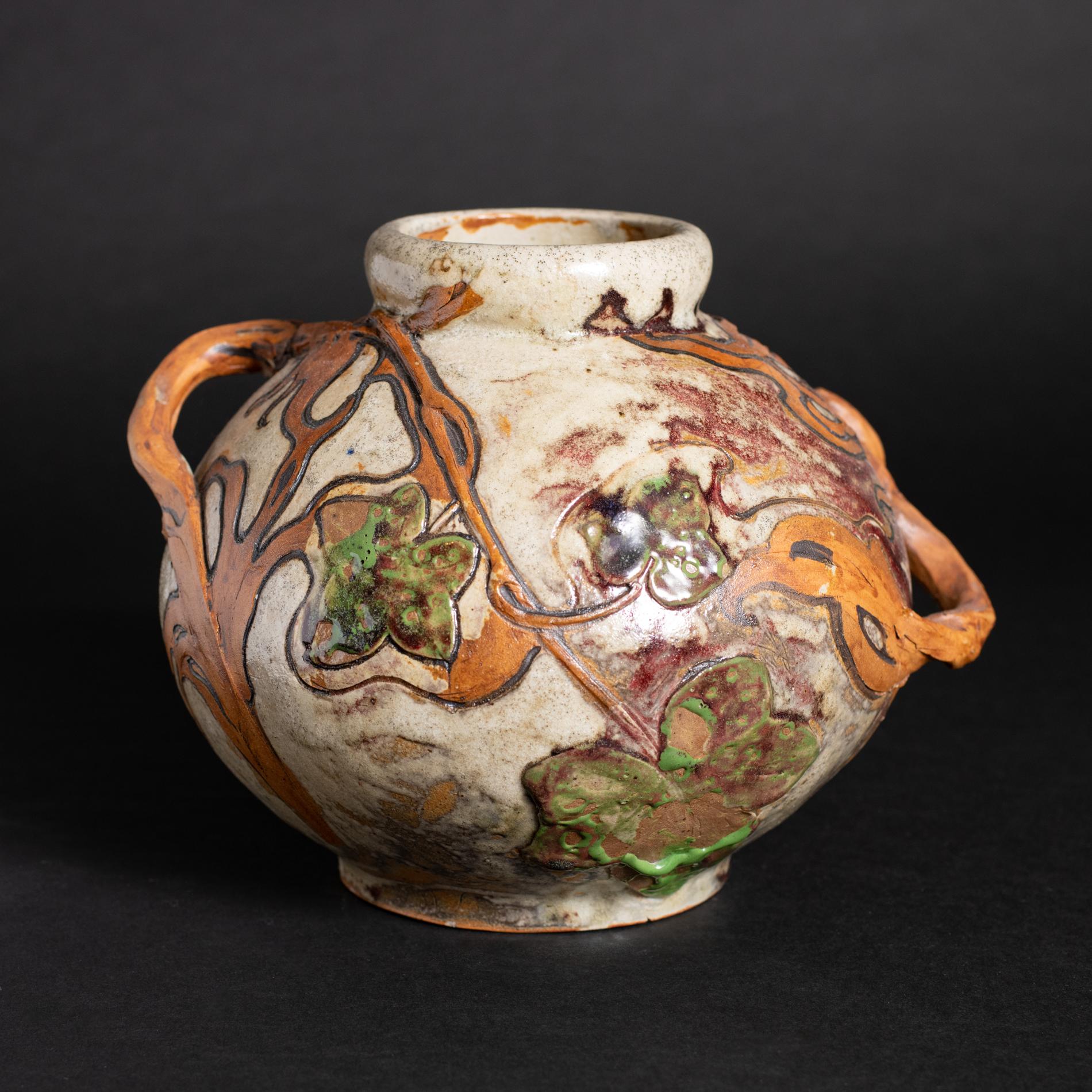 Les plus beaux exemples de vases produits en collaboration entre Edmond Lachenal et Emile Decoeur datent de 1901-1904. Ce vase, dont le dessous porte la mention 