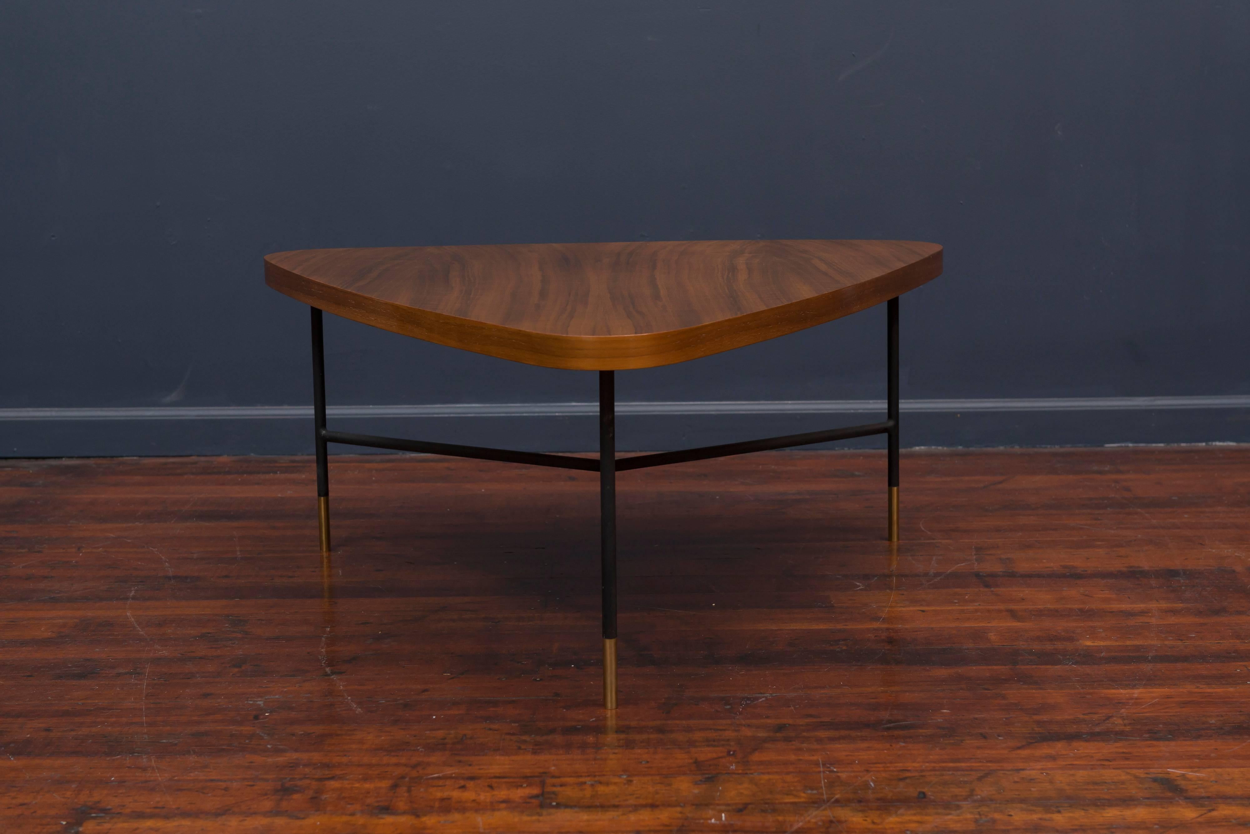 Gorgeous Italian dramatic walnut triangular coffee table designed by Vito Latis for Singer & Son's, Italy. Excellent original condition showing only a minor scuff and indentation on the wood, solid steel legs with brass feet, labelled.