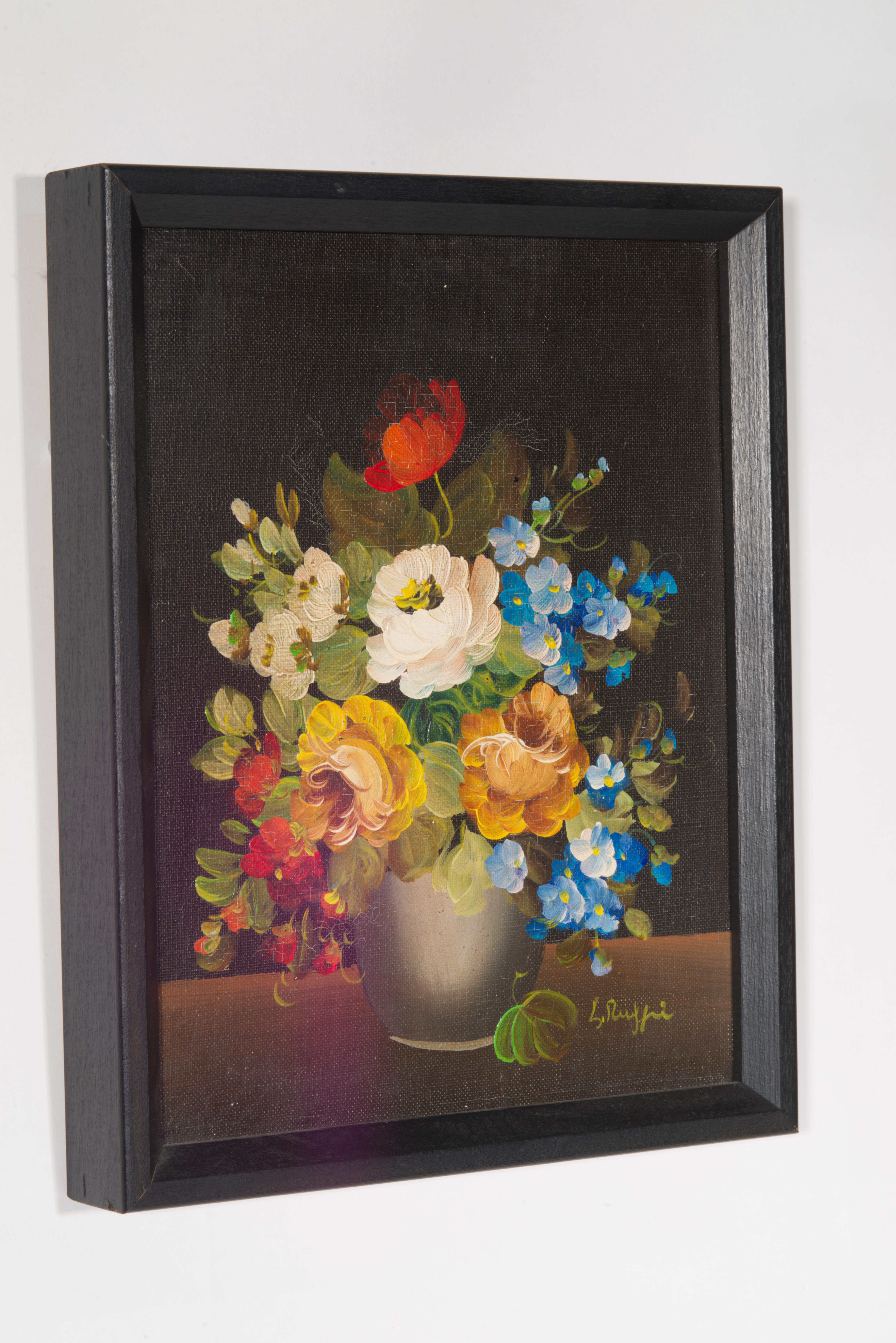 Vintage original Stillleben Öl auf Leinwand Gemälde zeigt einen Blumenstrauß in Vase. Der dunkle, fast einfarbige Hintergrund betont die hellen, satten, leuchtenden Farben des Blumenarrangements; der klassische, fast antike Stil der Blumenmalerei
