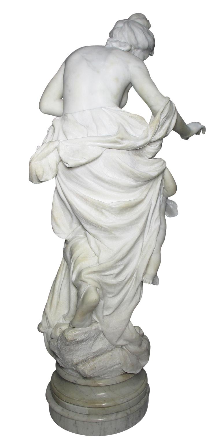Escultura italiana de mármol de tamaño natural del siglo XIX-XX titulada 